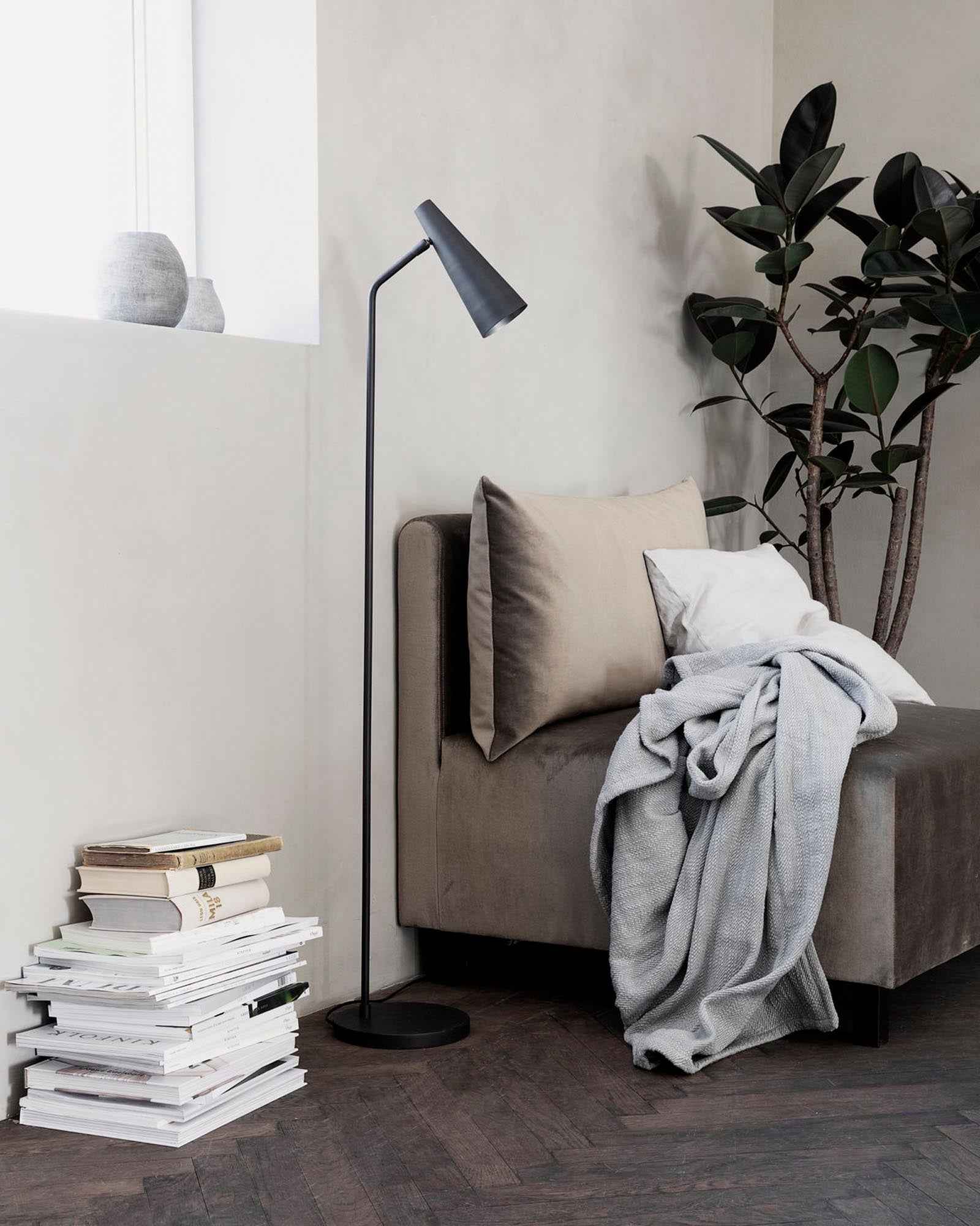 Stehlampe Precise von House Doctor: Modernes Design in Messing.