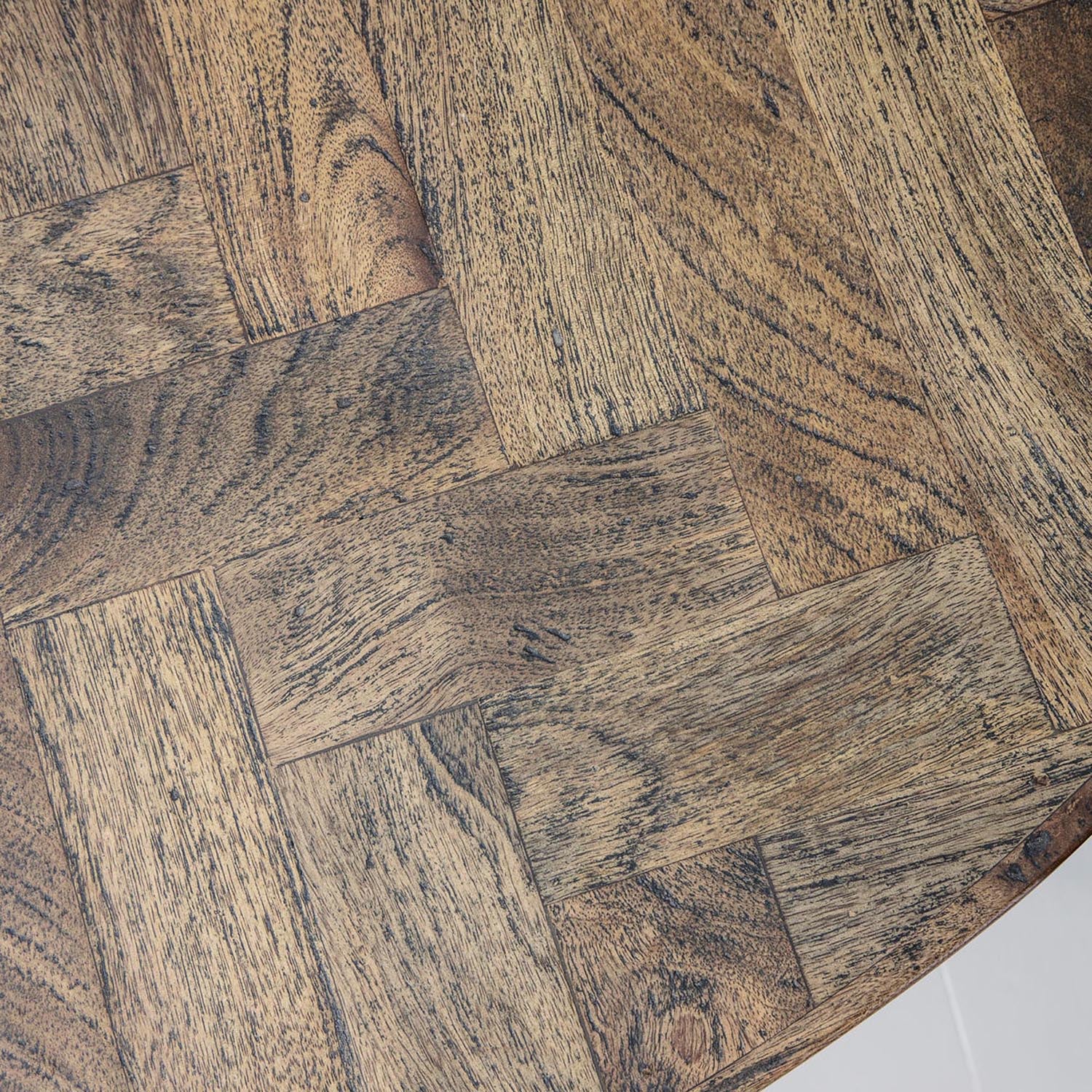 Entdecken Sie den stilvollen Esstisch Kant von House Doctor, gefertigt aus edlem Mangoholz und robustem Metall für ein modernes Ambiente.