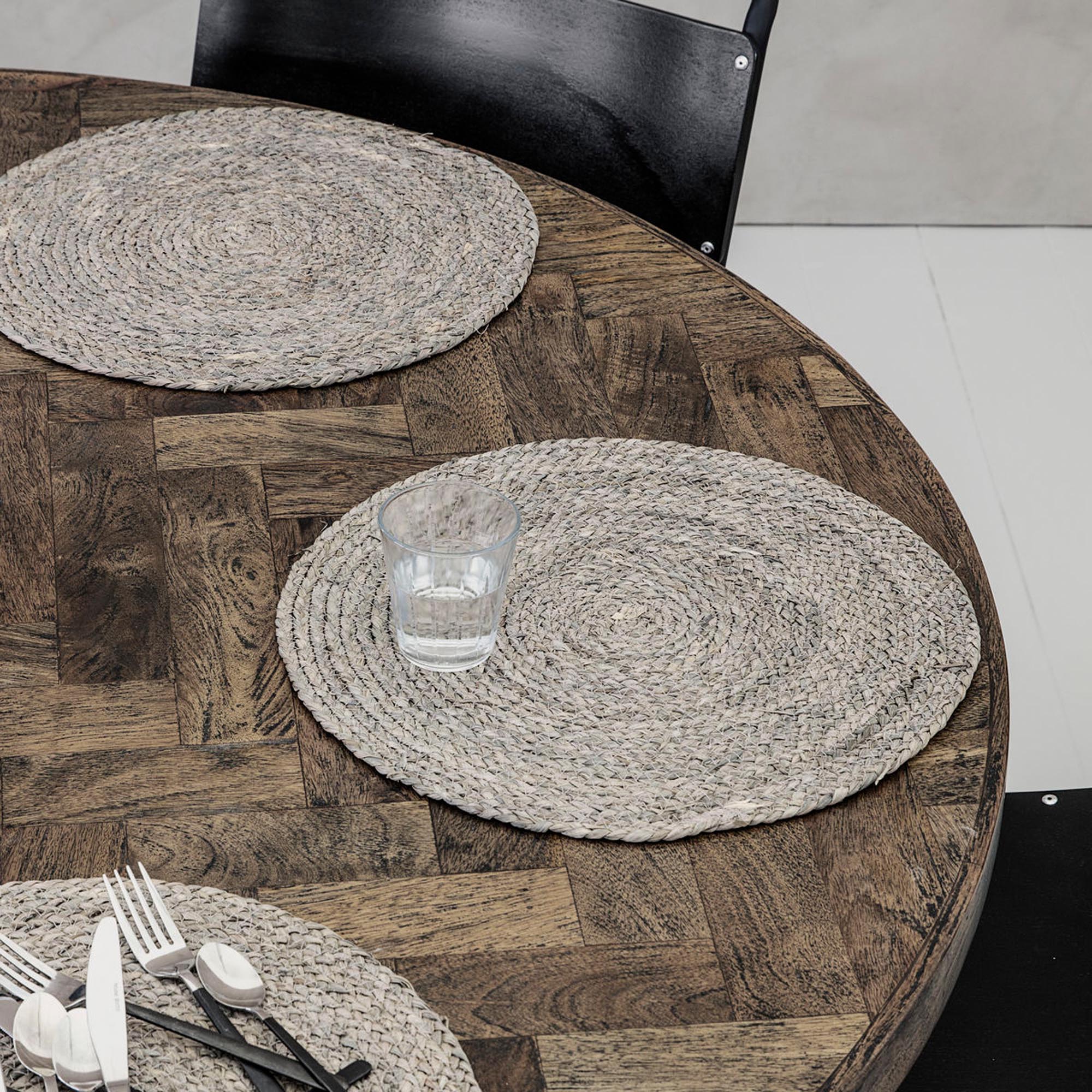 Elegantes, hellgraues Tischset "Circle" von House Doctor, ideal für stilvolle Tischdekoration und gemütliche Essensmomente.