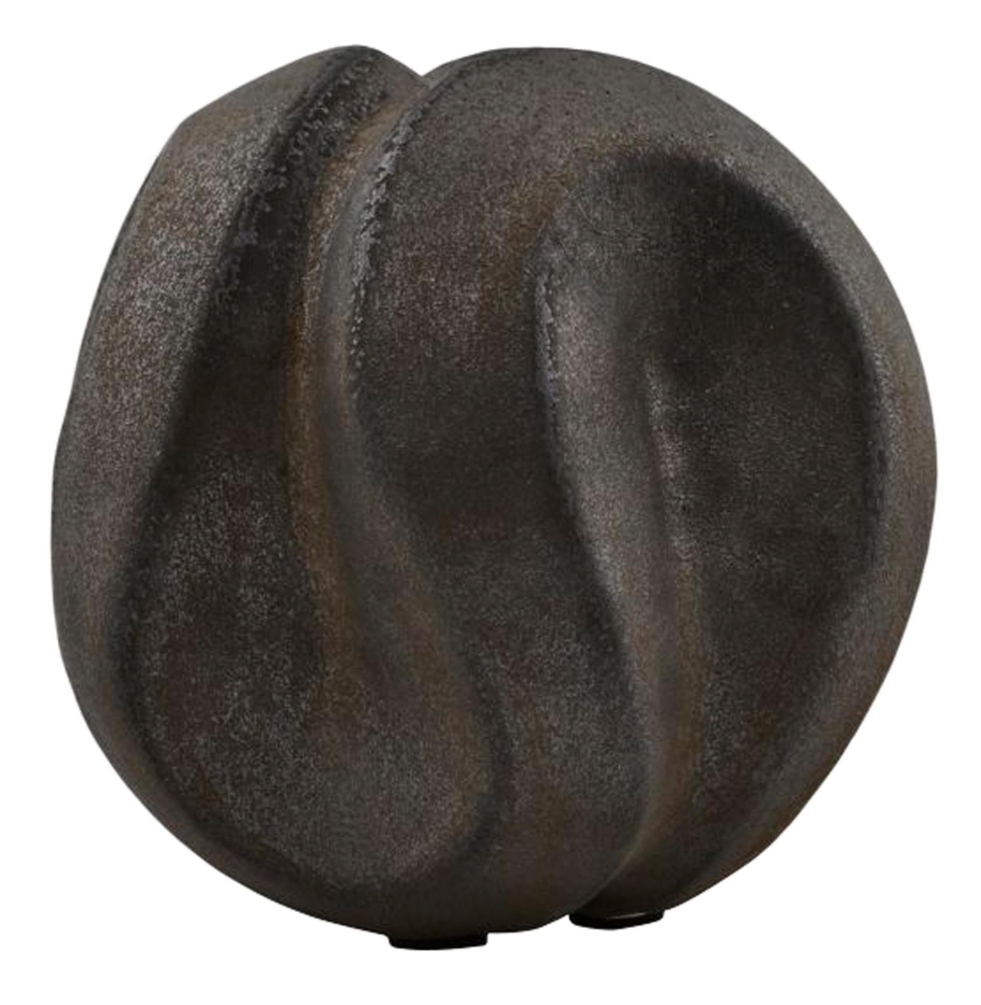 "Slinger" von House Doctor: Skulpturales Steingut mit einzigartiger Glasur, zeitlos elegant, ideal als Akzentstück und Unikat.