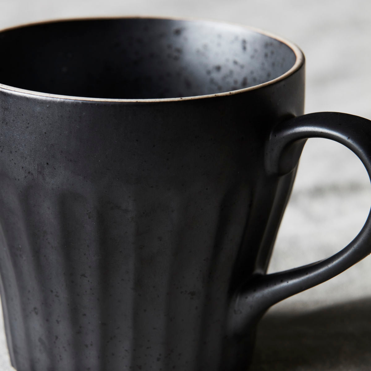 Tasse, Berica in Schwarz präsentiert im Onlineshop von KAQTU Design AG. Geschirr ist von House Doctor