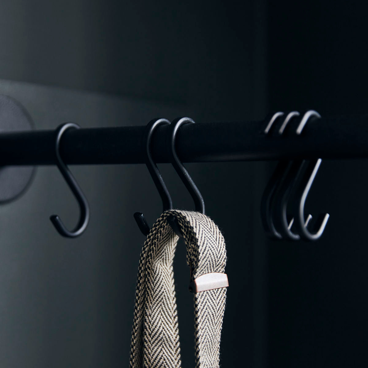 Haken, Snap in Schwarz präsentiert im Onlineshop von KAQTU Design AG. Kleiderhaken ist von House Doctor