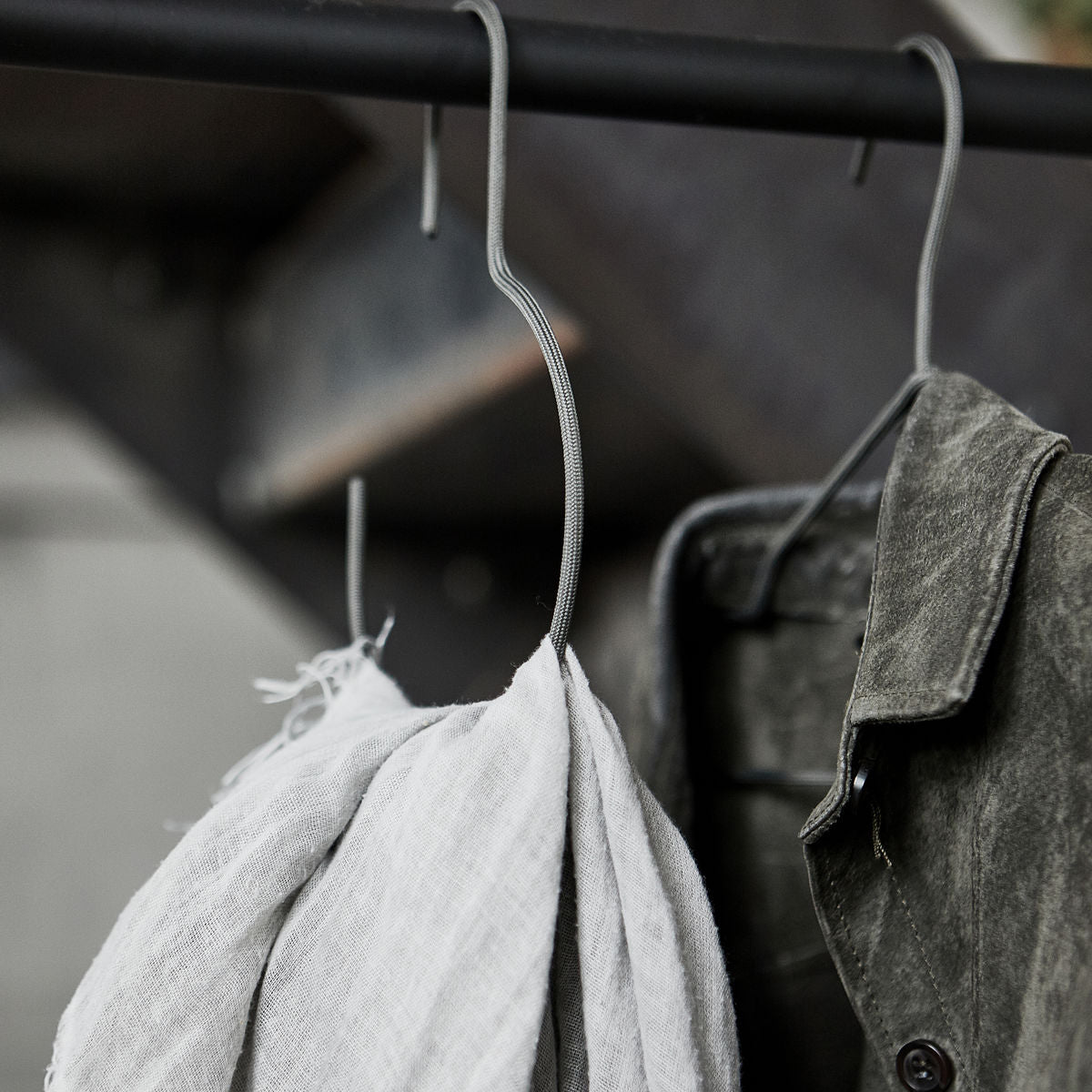 Kleiderbügel, Wire in Dunkelgrau präsentiert im Onlineshop von KAQTU Design AG. Kleiderbügel ist von House Doctor