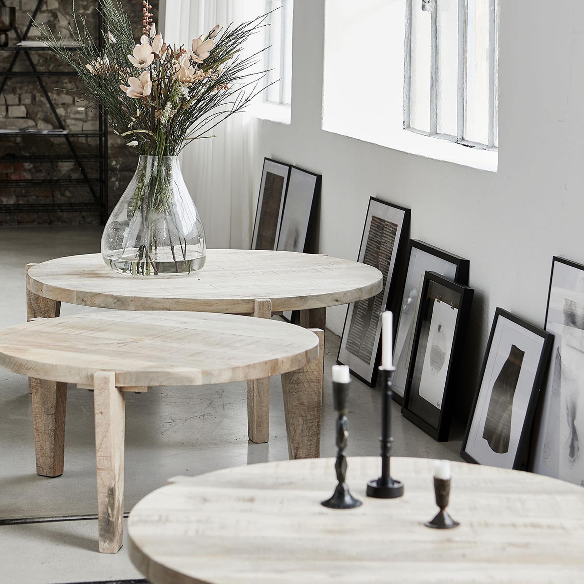 Der stilvolle Couchtisch Bali von House Doctor vereint modernes Design mit warmem Mangoholz für ein einladendes Wohnambiente.