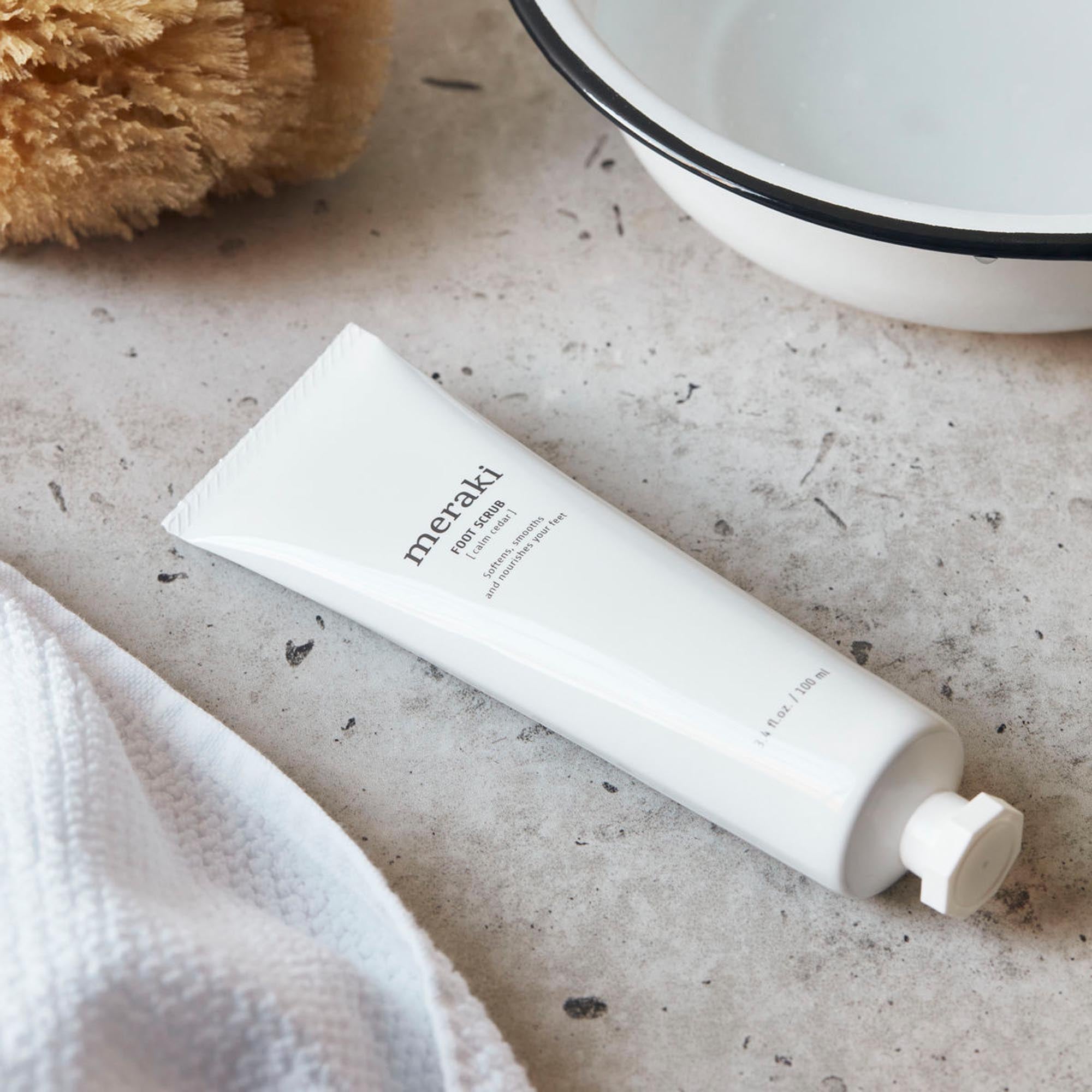 Natürliche Fusspflege mit beruhigendem Zedernholzduft von Meraki.