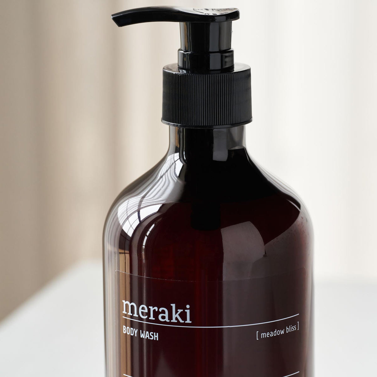 Body wash, Meadow bliss in Braun präsentiert im Onlineshop von KAQTU Design AG. Duschmittel + Shampoo ist von Meraki