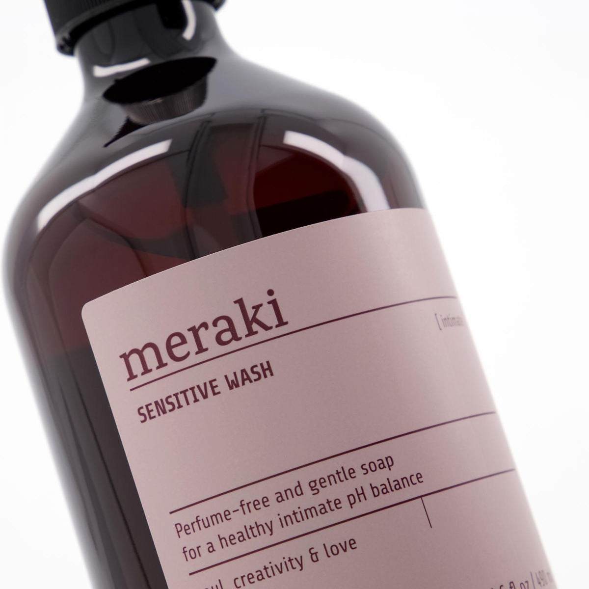 Sensitive wash, Intimate in Braun präsentiert im Onlineshop von KAQTU Design AG. Duschmittel + Shampoo ist von Meraki
