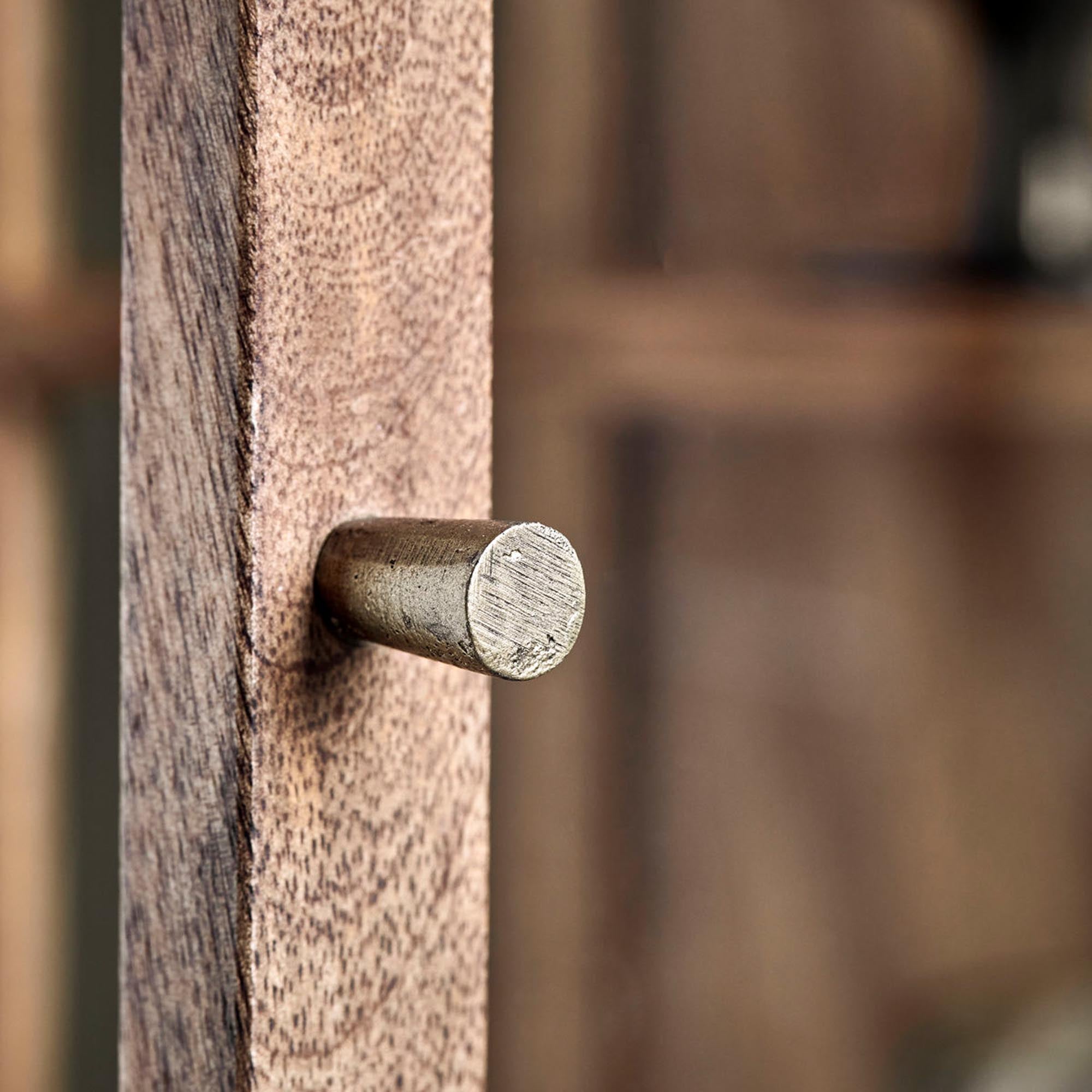Moderner House Doctor Schrank aus Mangoholz in natürlichem Design.