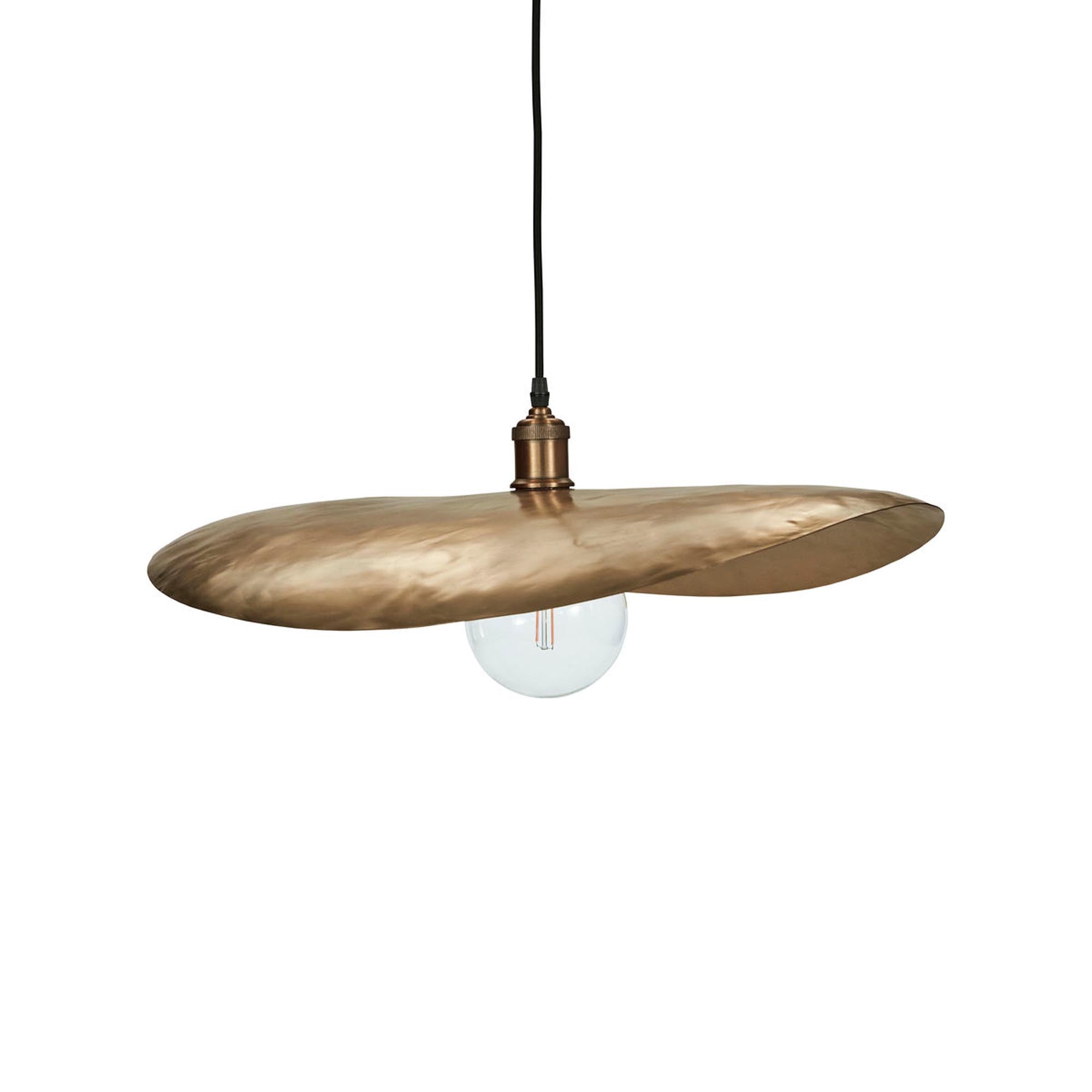 Eleganter Lampenschirm aus antikem Messing von House Doctor, ideal für eine stilvolle Beleuchtung und ein warmes Ambiente.