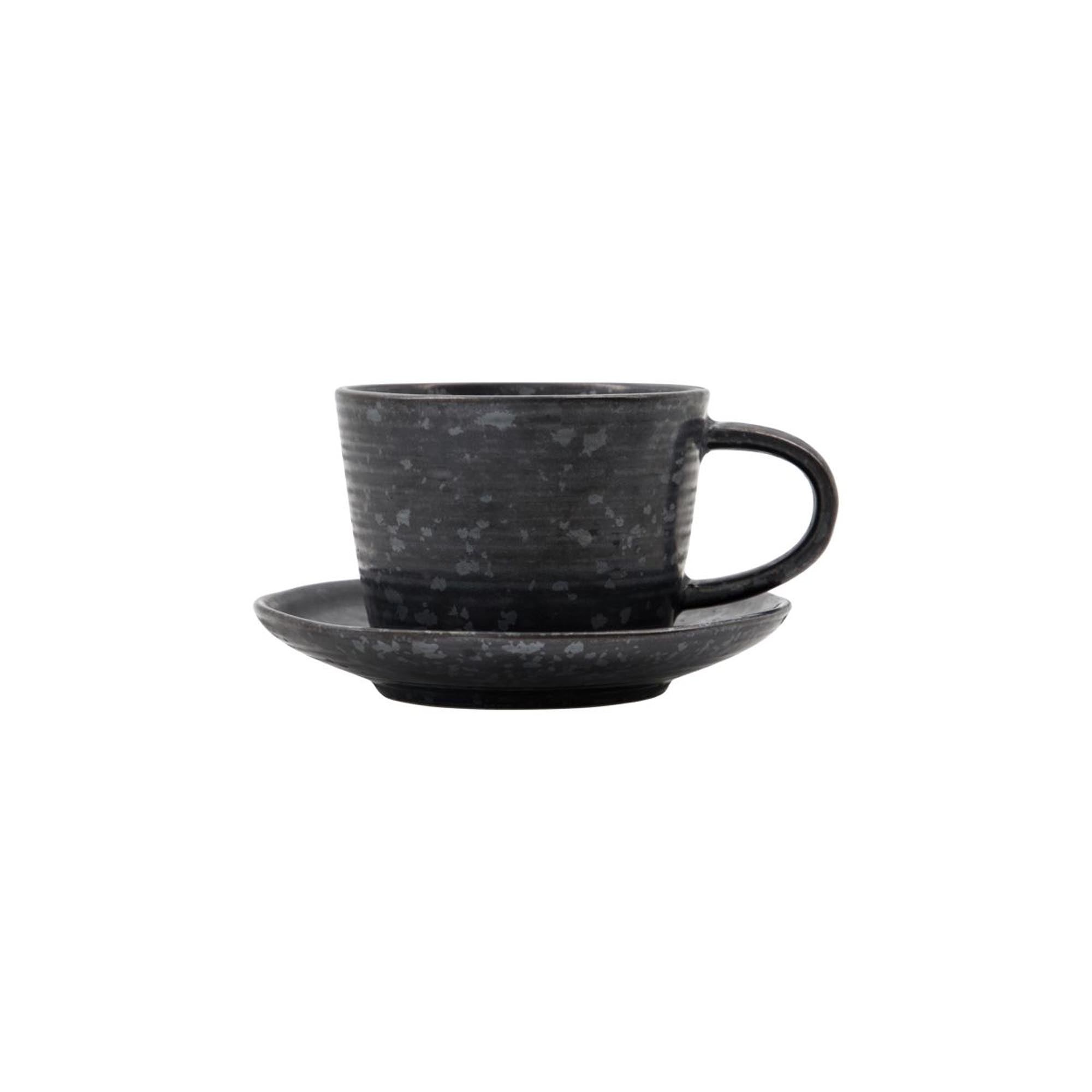 Stilvolle Kaffeetasse aus Steinzeug, schwarz/braun, von House Doctor. Modernes Design, perfekte Wärmeisolierung.