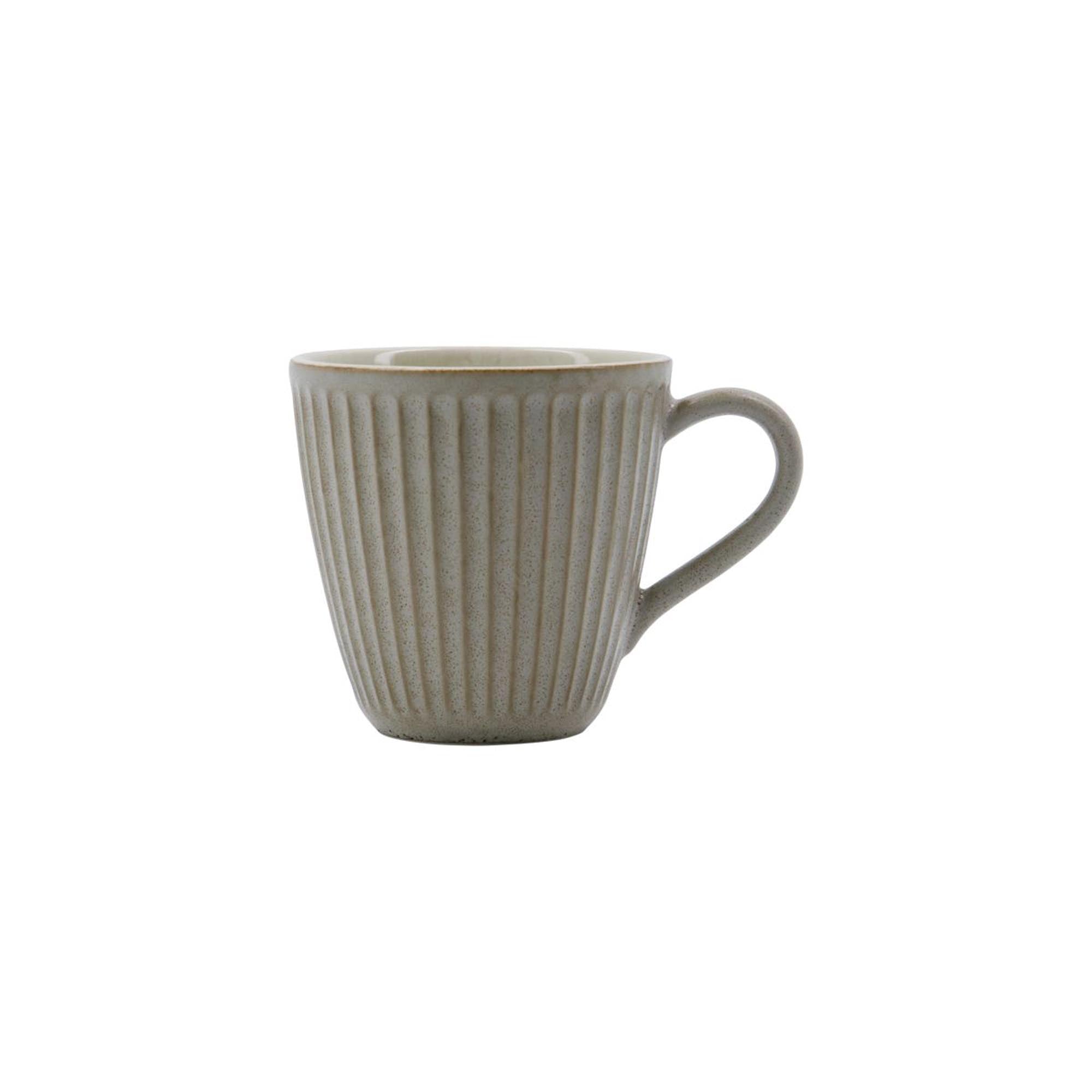 Stilvolle HDPleat Tasse in Grau/Braun von House Doctor: robustes Steinzeug, strukturierte Oberfläche, skandinavisches Design.