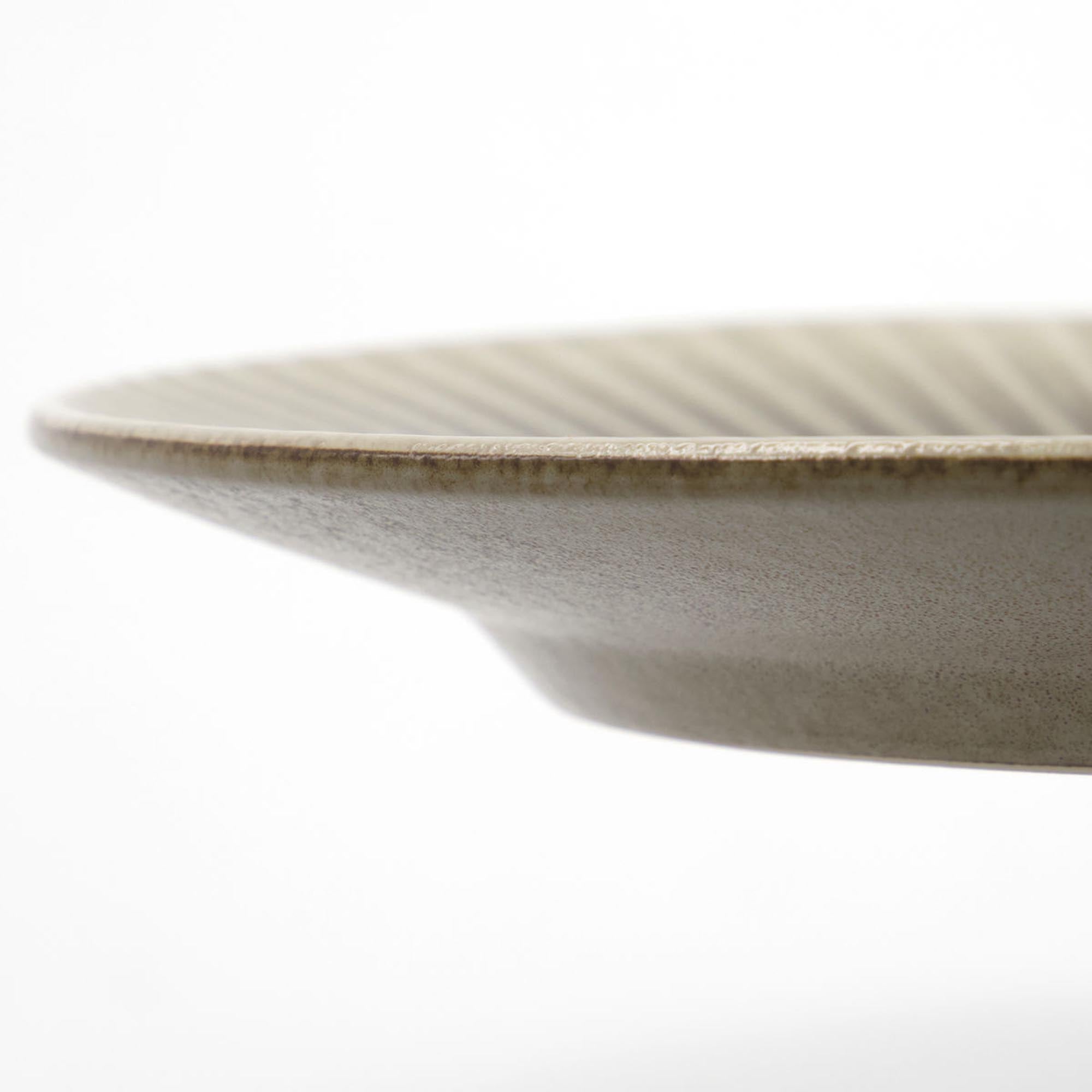 Moderner HDPleat Teller von House Doctor in Grau/Braun, gefaltet.