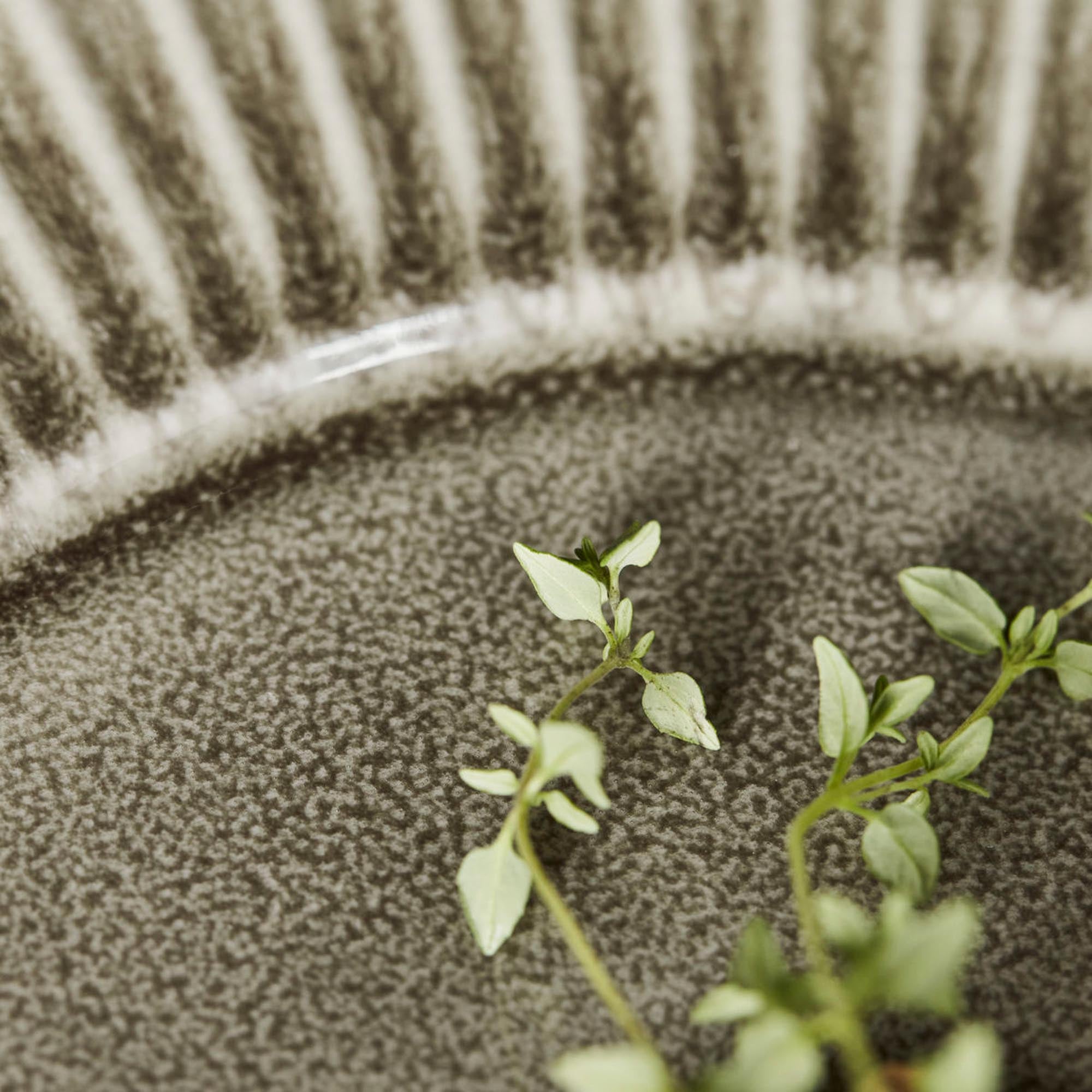 Eleganter HDPleat Teller von House Doctor in Grau/Braun, strukturiert.