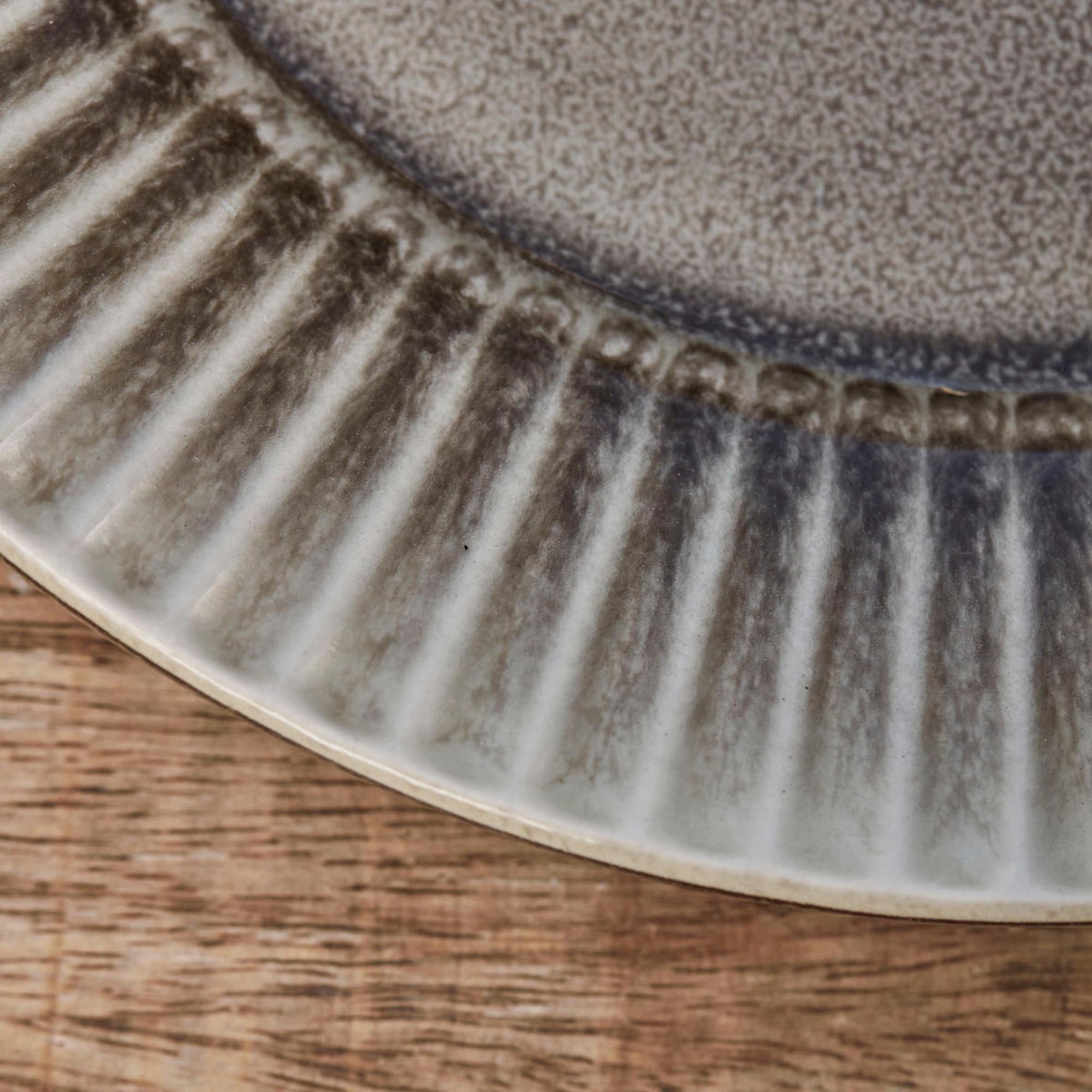 Moderner HDPleat Teller von House Doctor in Grau/Braun, gefaltet.