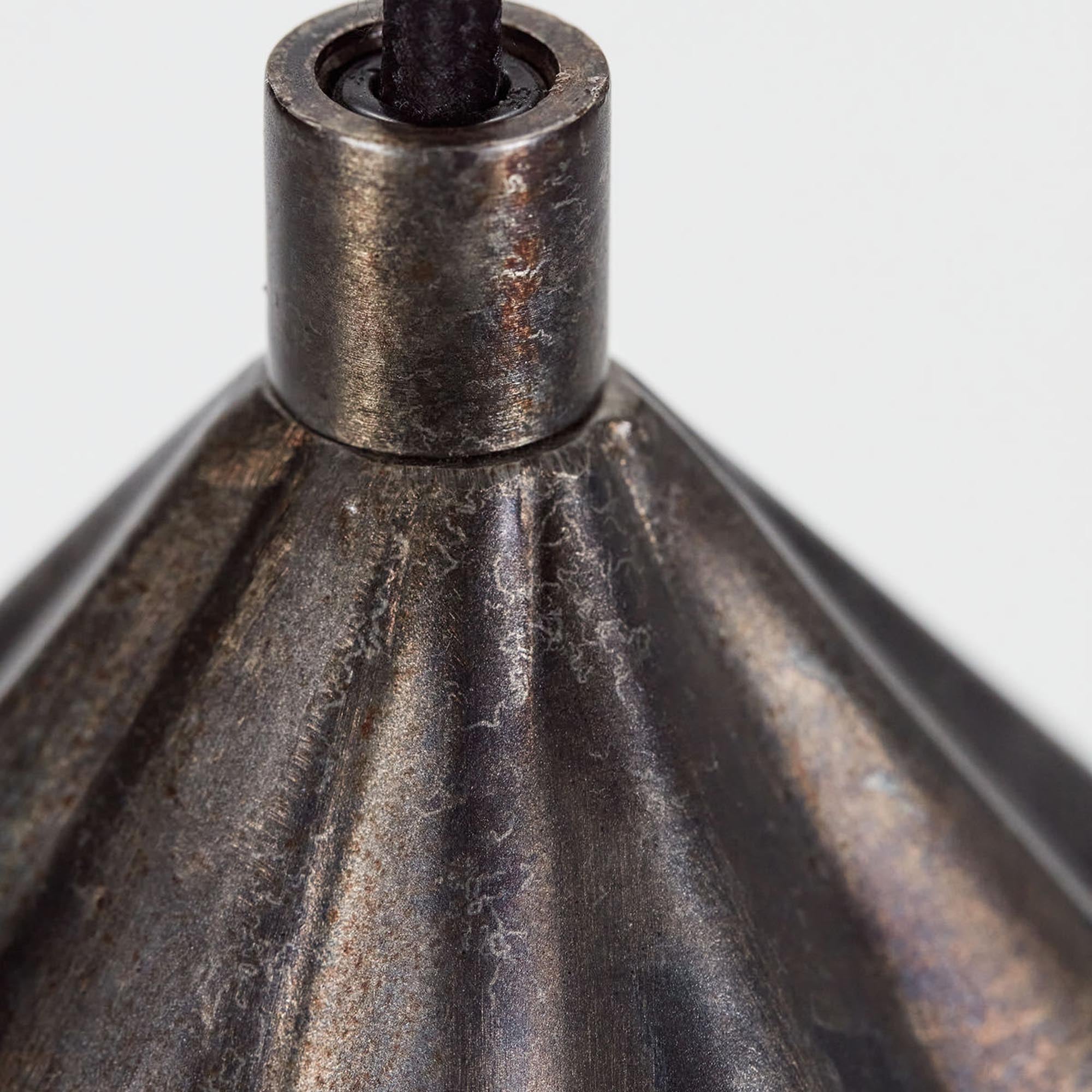 Zeitlose HDFlola Pendelleuchte in antikem Braun, ideal für stilvolle Wohnräume.