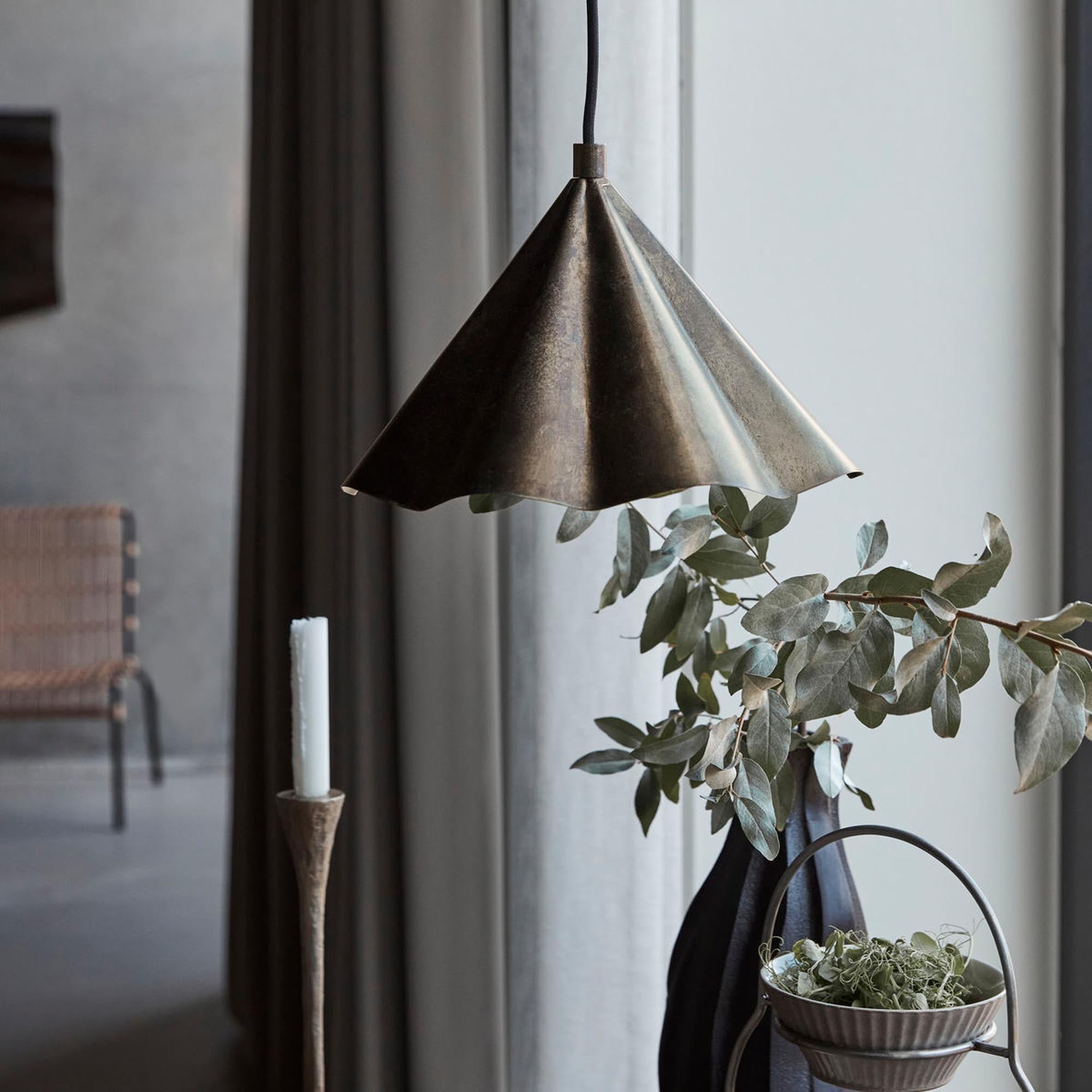 Stilvolle HDFlola Lampe in antikem Braun von House Doctor.