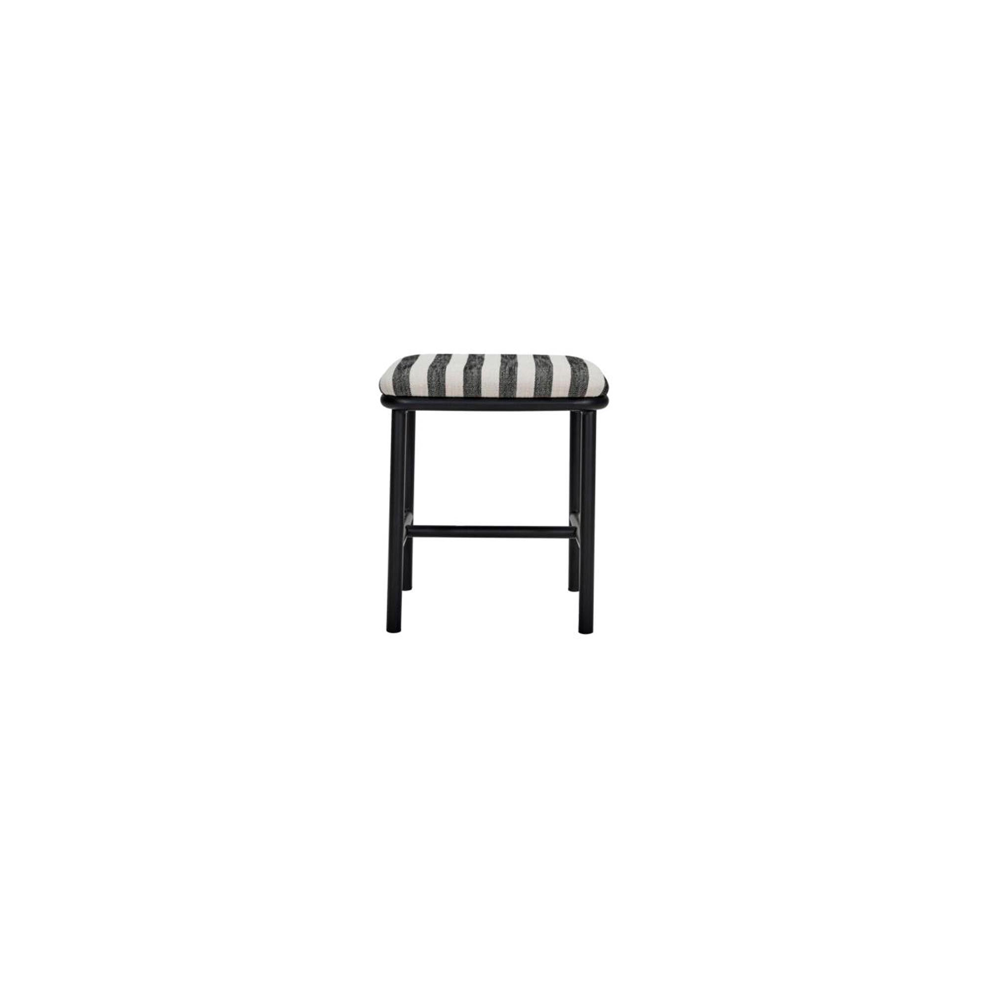 Moderner Hocker HDToda von House Doctor: Schwarz/Off-Weiss, gestreifter Bezug, Stahlbeine, vielseitig, komfortabel, einfach zu montieren.
