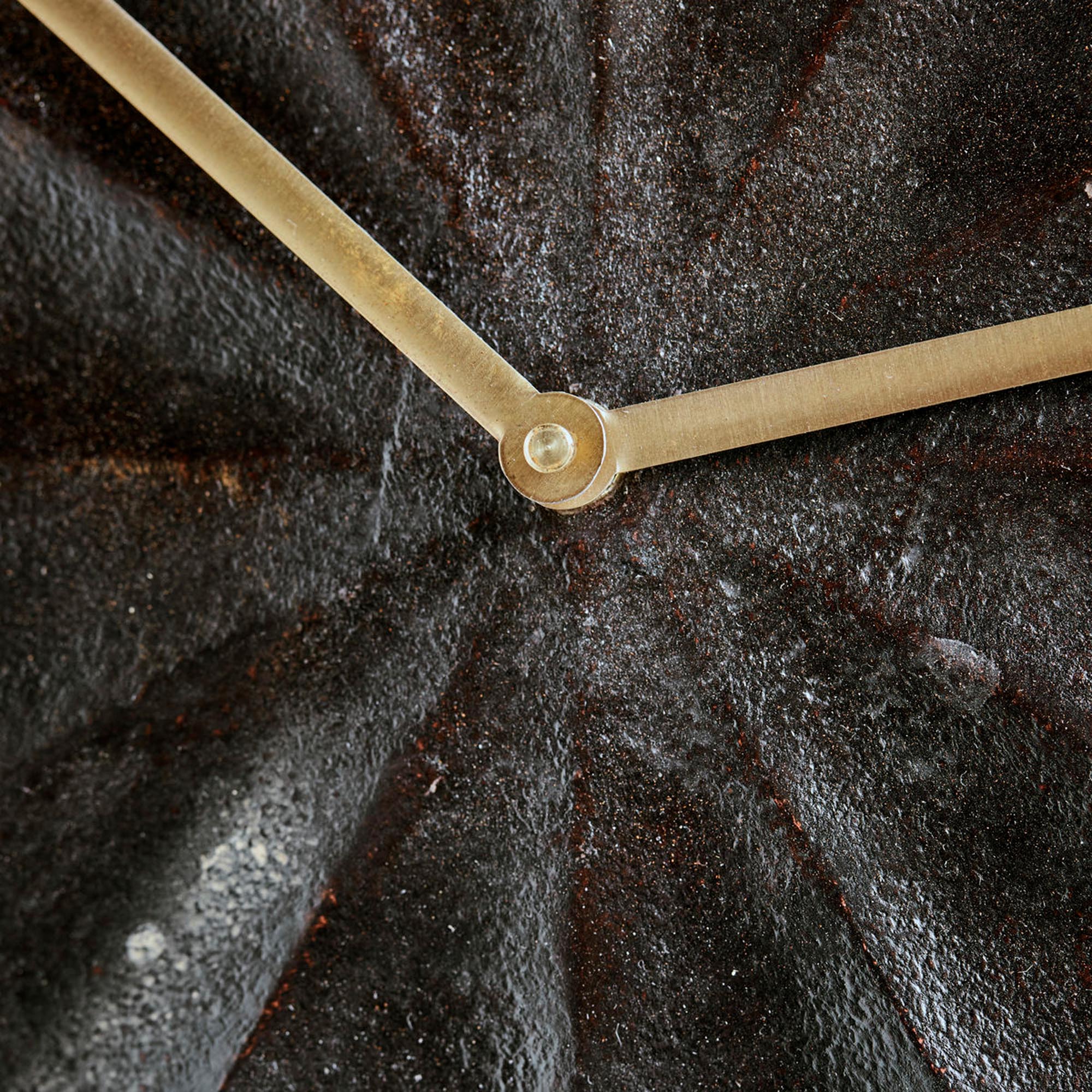 Elegante HDShow Uhr in Messingbraun von House Doctor für Ihr Heim.