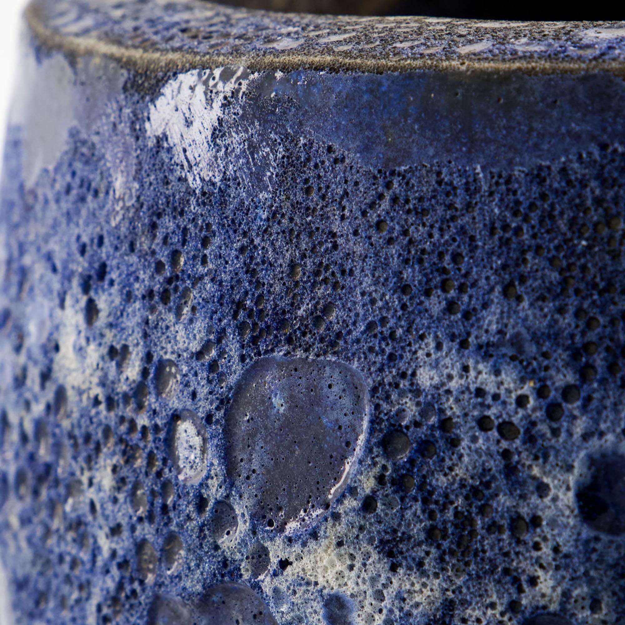 Moderner Blumentopf HDPavi in Blau von House Doctor, Keramikdesign.