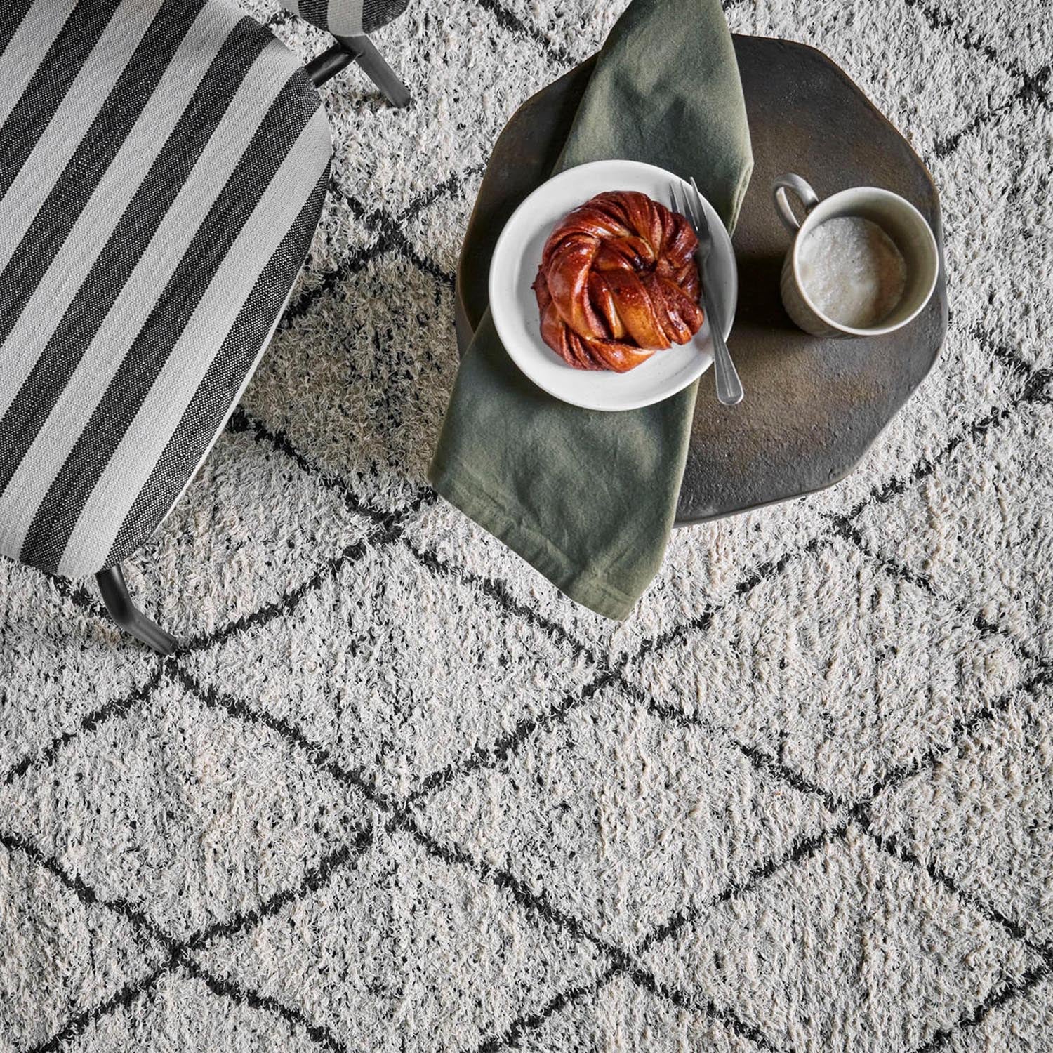 Eleganter House Doctor Teppich HDCruz in Creme-Grau Tönen.