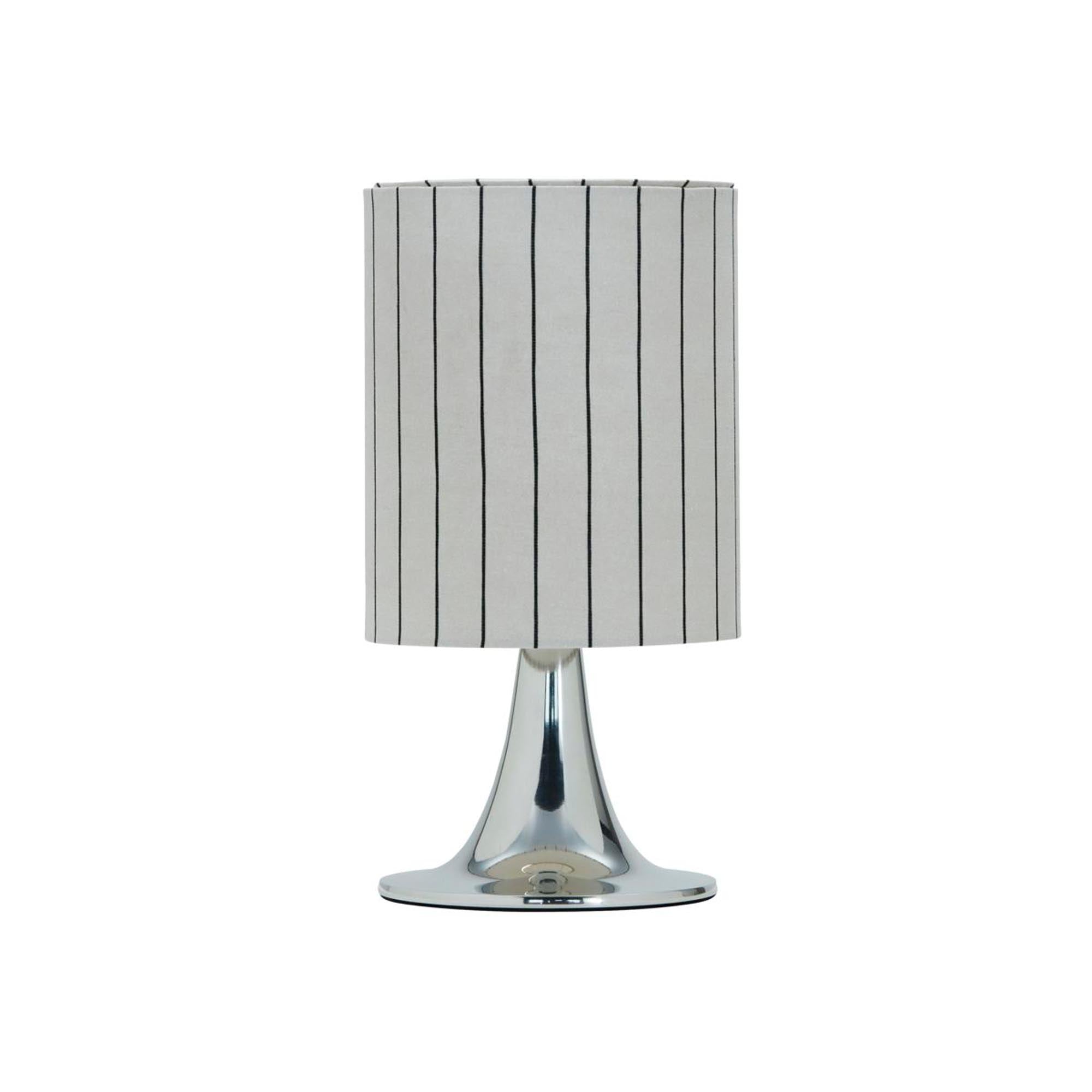 Elegante Tischleuchte HDTulip mit silbernem Finish, ideal für stilvolle Akzente in jedem Raum, von House Doctor.