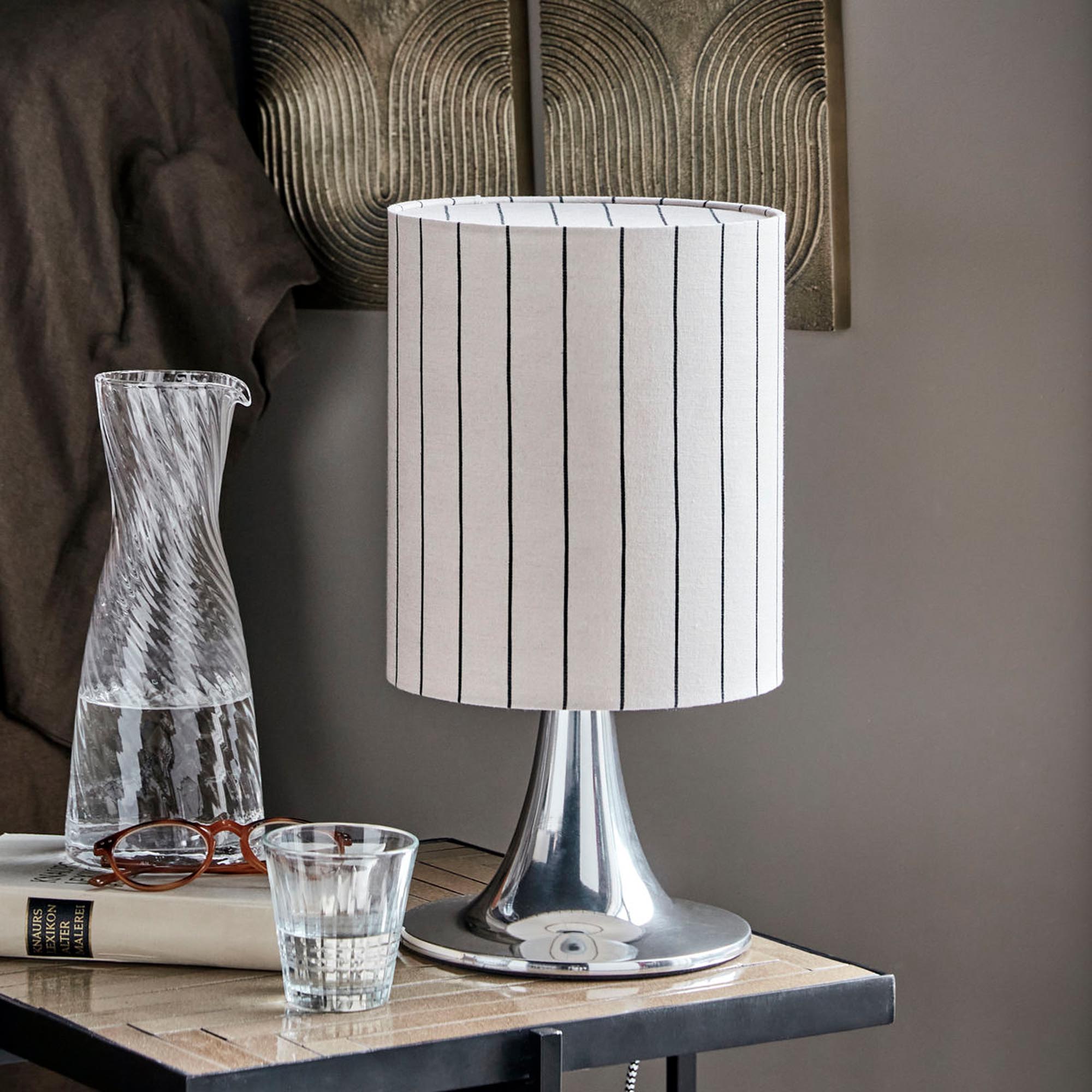 Moderne Tischleuchte HDTulip in Silber, perfekt für eine stilvolle Beleuchtung und Akzentuierung in Wohnräumen, von House Doctor.