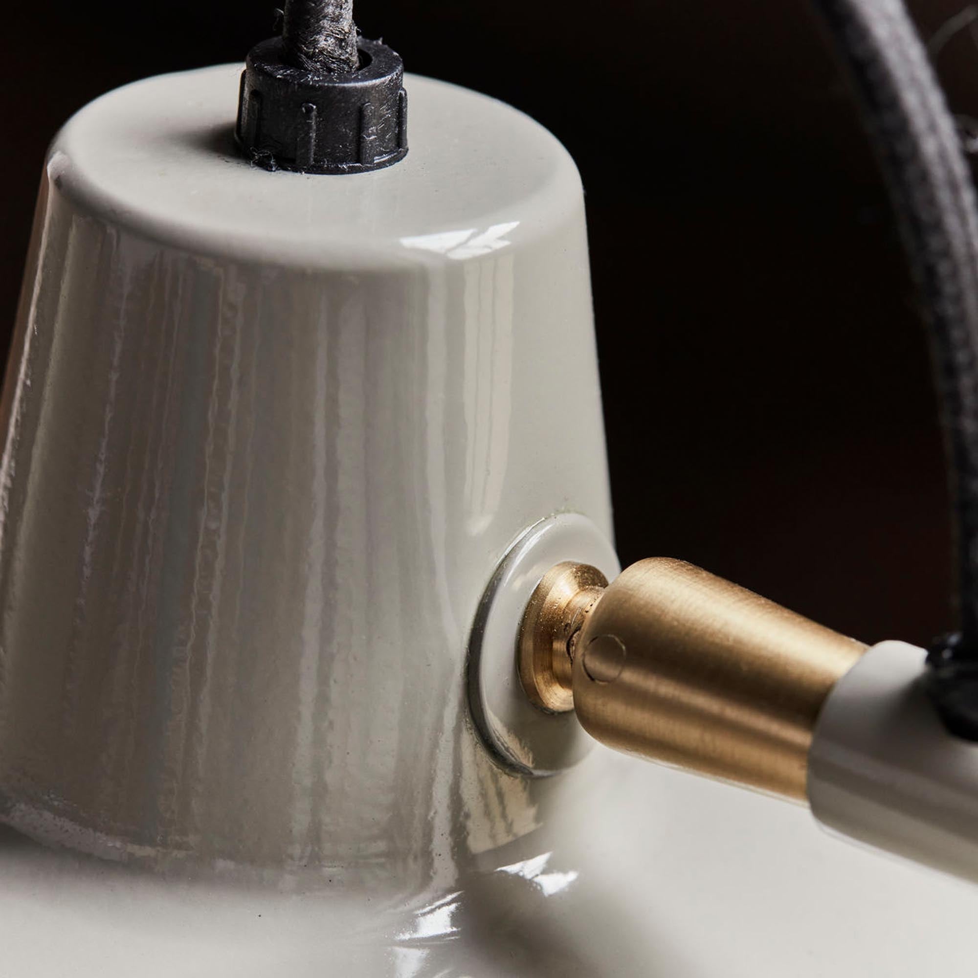 Stilvolle graue Tischleuchte HDDesk von House Doctor für Ihr Büro.