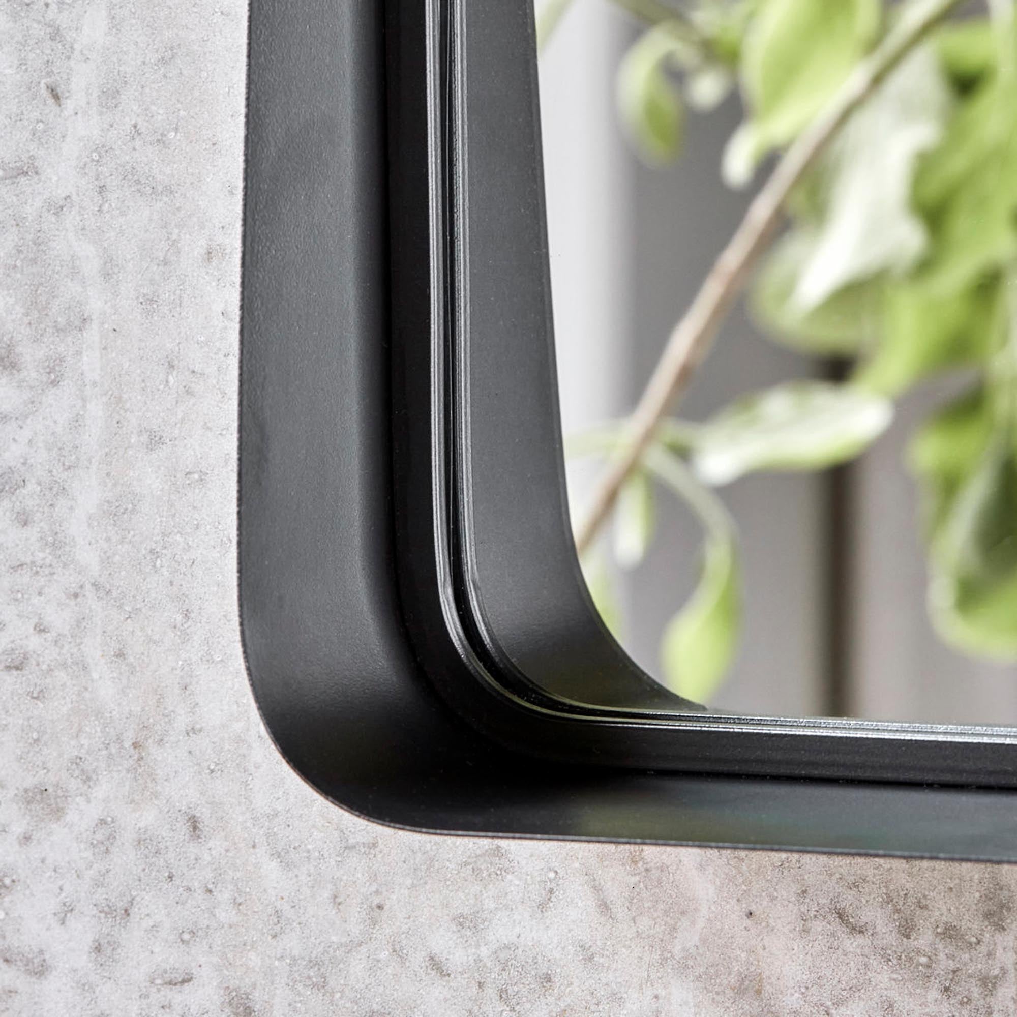 Stilvoller HDPejo Spiegel von House Doctor in antikem Schwarz.