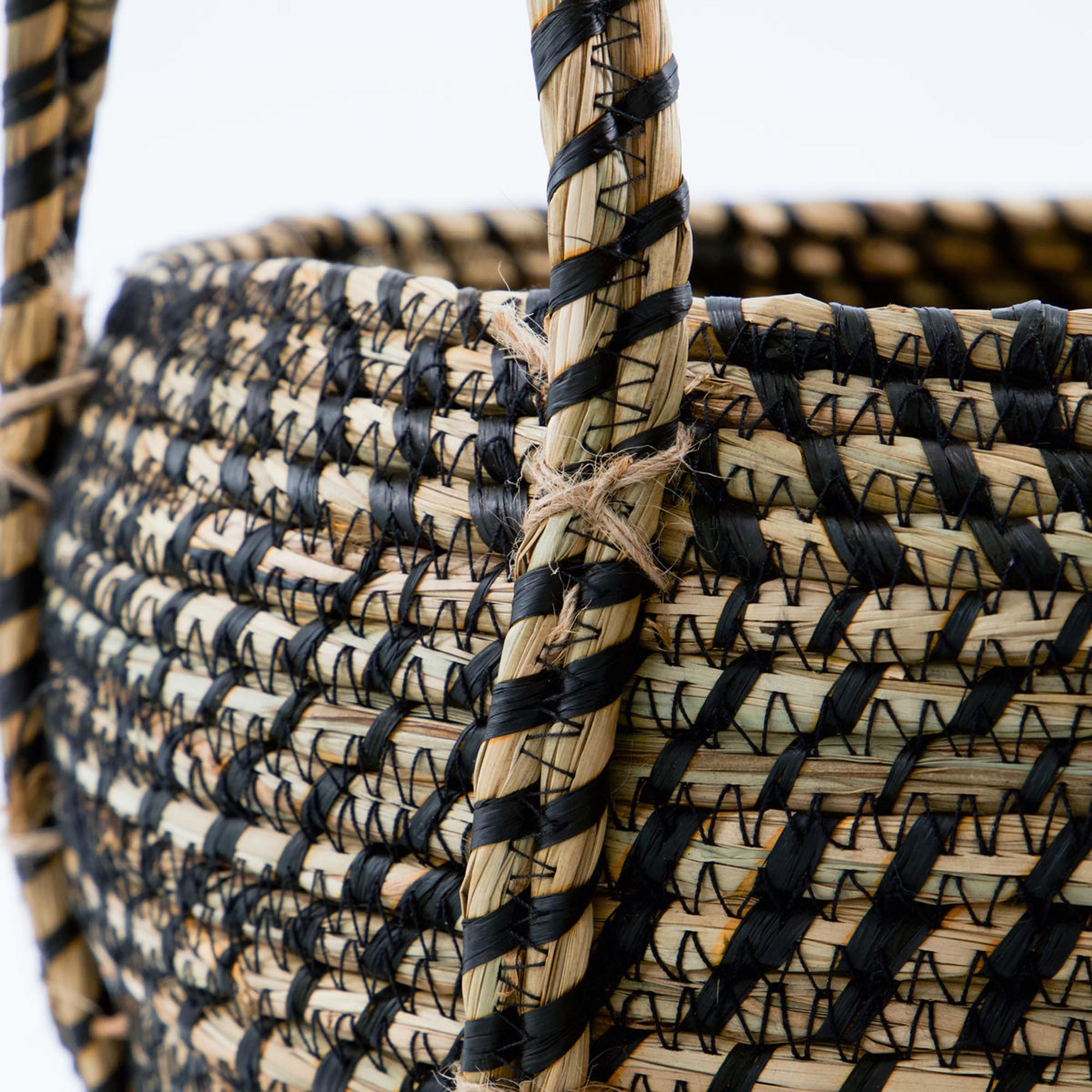 Moderner HDDistra Korb von House Doctor in Schwarz und Naturtönen.