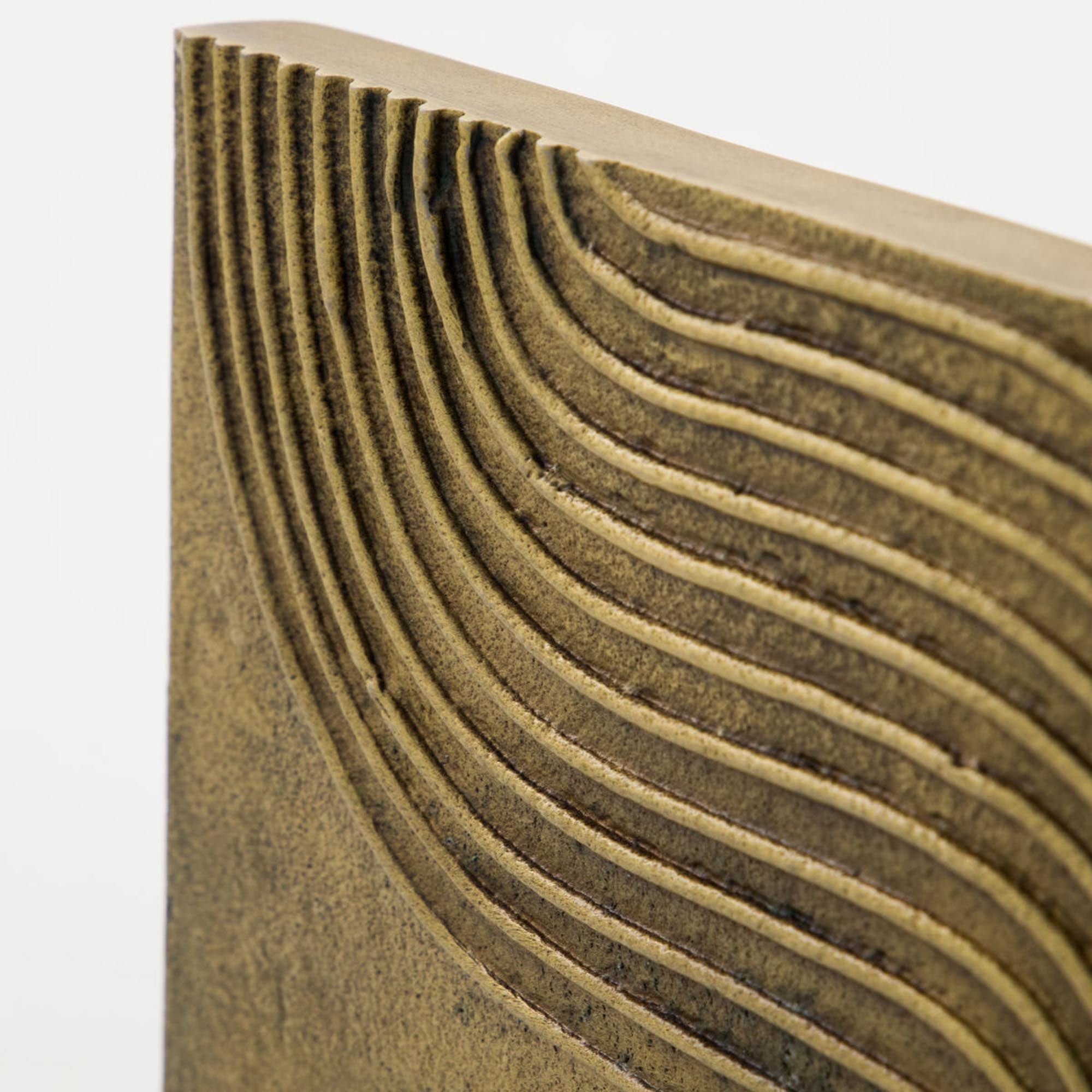 Elegantes Wandobjekt in Antik-Gold von House Doctor, stilvoll verziert.