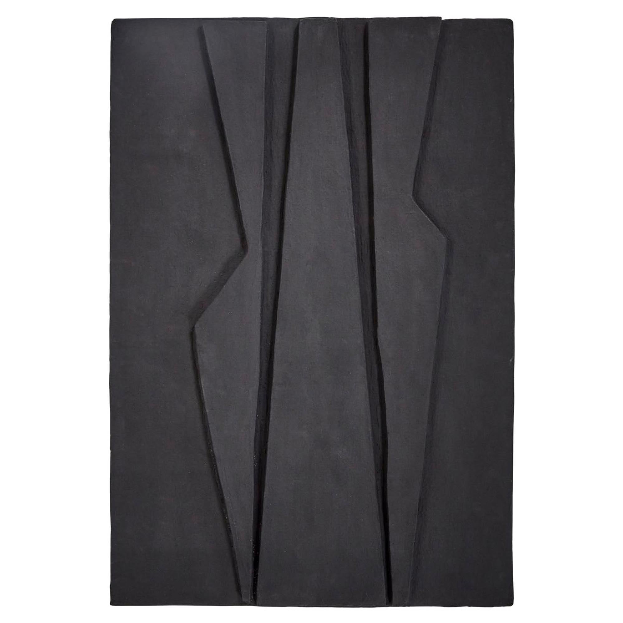 Elegantes, handgefertigtes Wandobjekt aus recycelten Materialien, mattschwarz, für stilvolle, kreative Wohnräume.