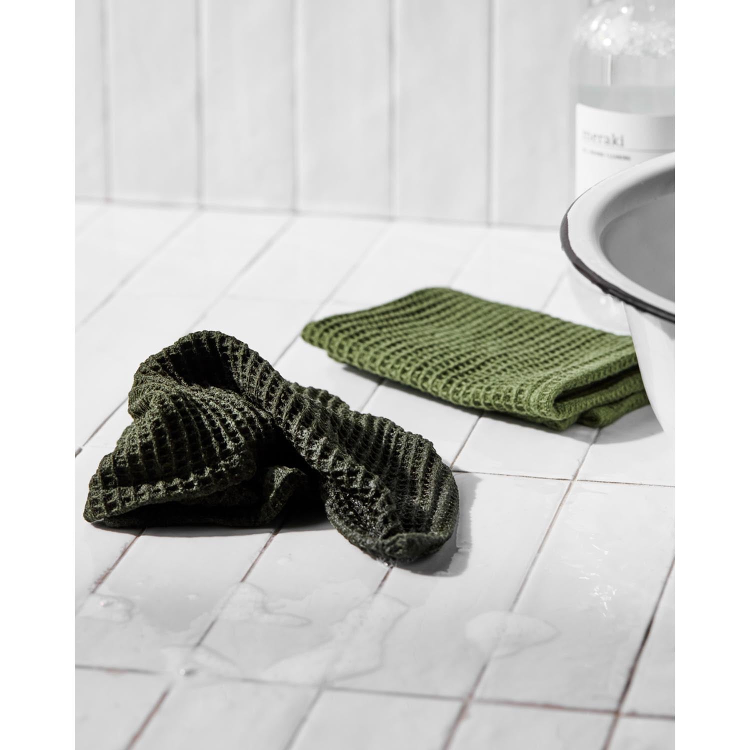 Hochwertiges grünes Spültuch von Meraki, nachhaltig und stilvoll, ideal für umweltbewusstes Reinigen in der Küche.