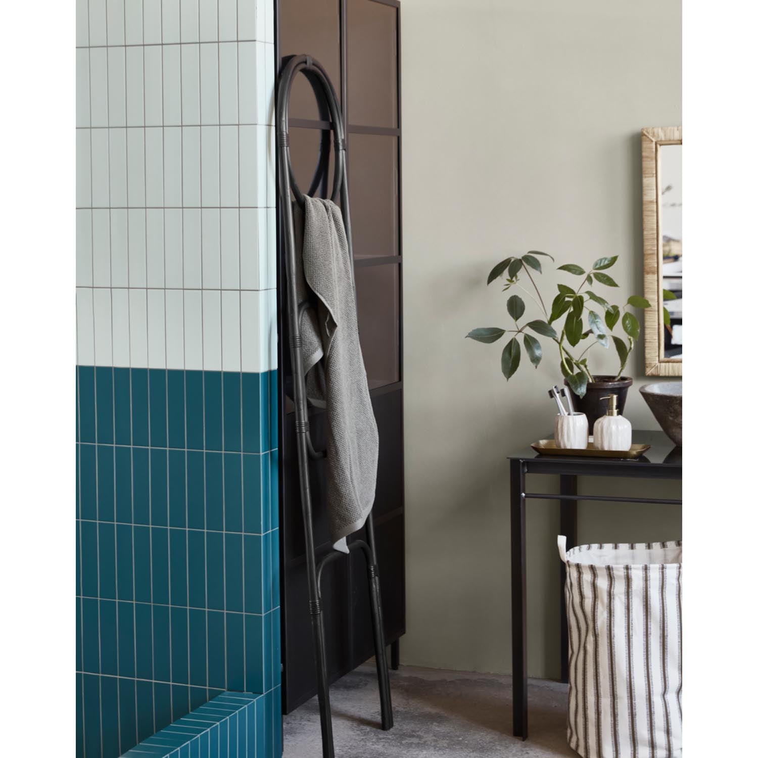 Elegante schwarze Deko-Leiter von House Doctor, ideal für stilvolle Wohnaccessoires und kreative Dekorationen.