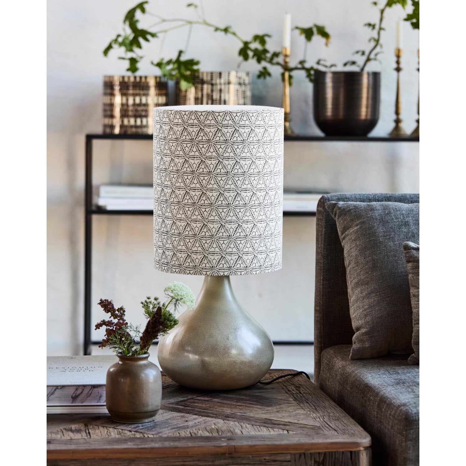 Die Tischleuchte HDFlorie von House Doctor in Sand vereint modernes Design mit Funktionalität für stilvolle Beleuchtung.