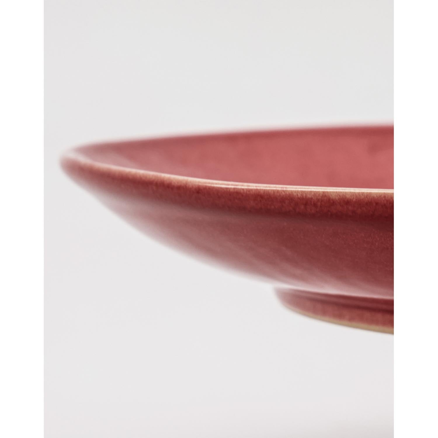 Der rote HDDiva Teller von House Doctor: Handgefertigtes Steinzeug, robust und stilvoll, bringt Wärme und Eleganz auf Ihren Tisch.