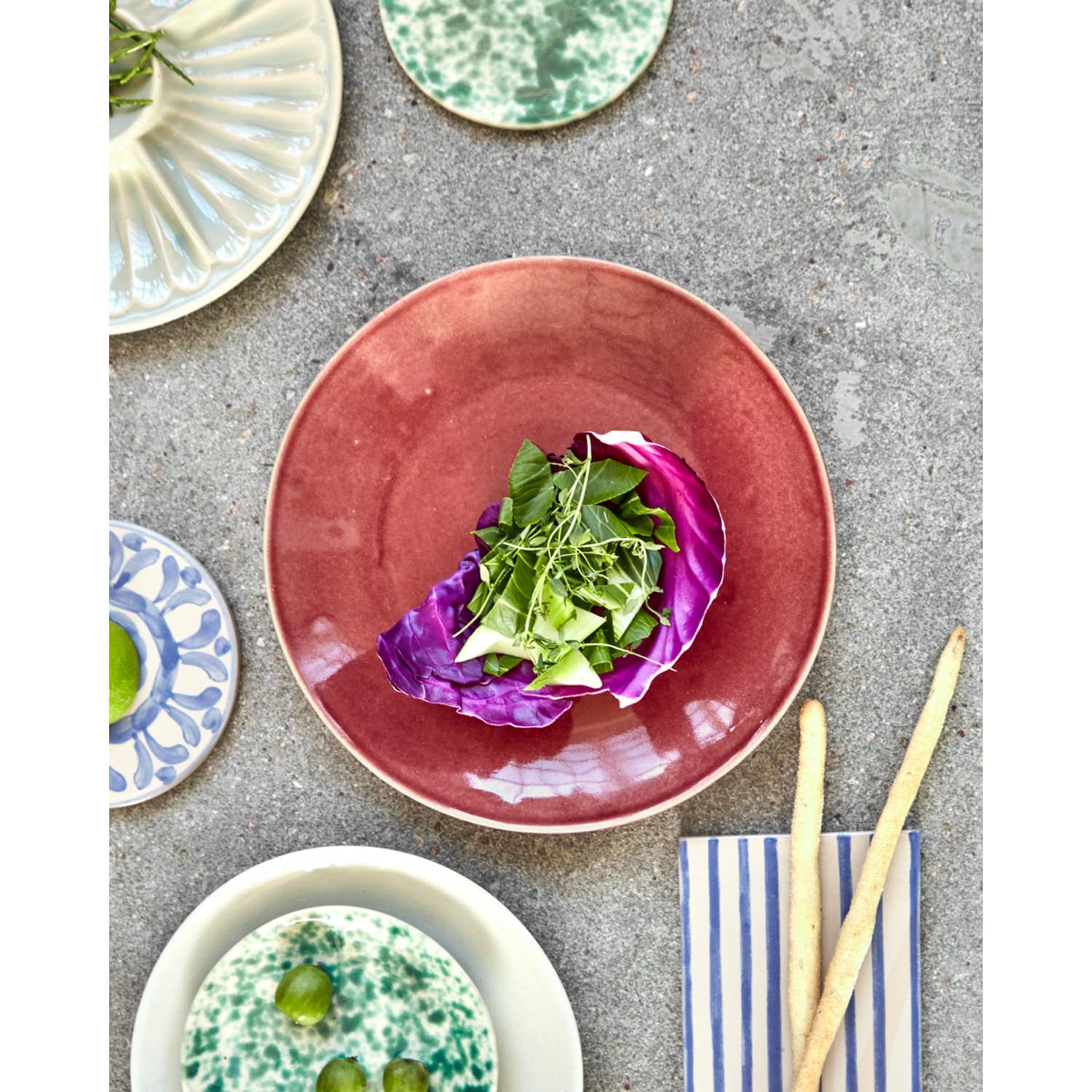 Eleganter roter Teller von House Doctor, Modell HDDiva, ideal für stilvolle Tischdekoration und besondere Anlässe.