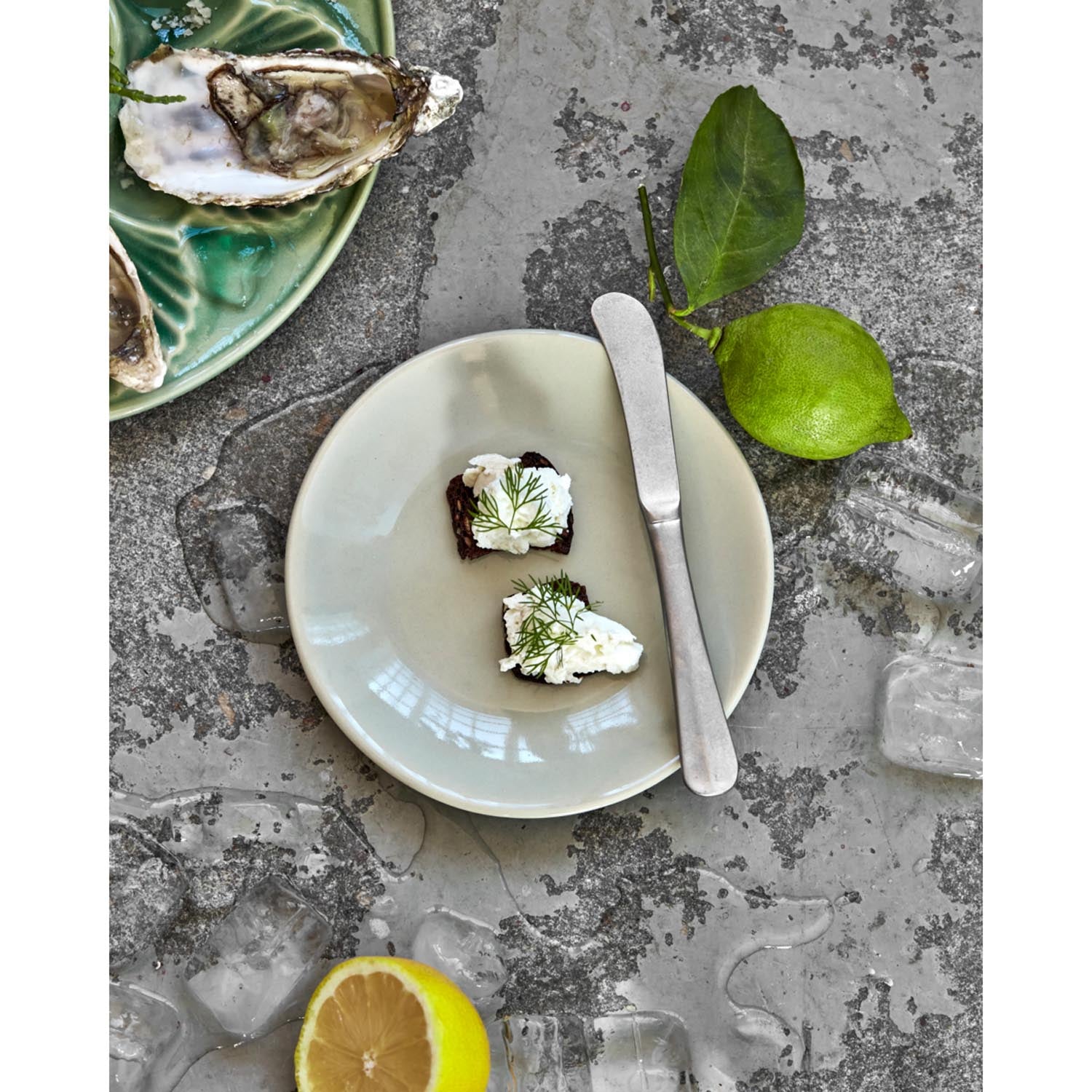 Eleganter Kuchenteller HDDiva in Hellblau von House Doctor, ideal für stilvolle Präsentationen und modernes Geschirrdesign.