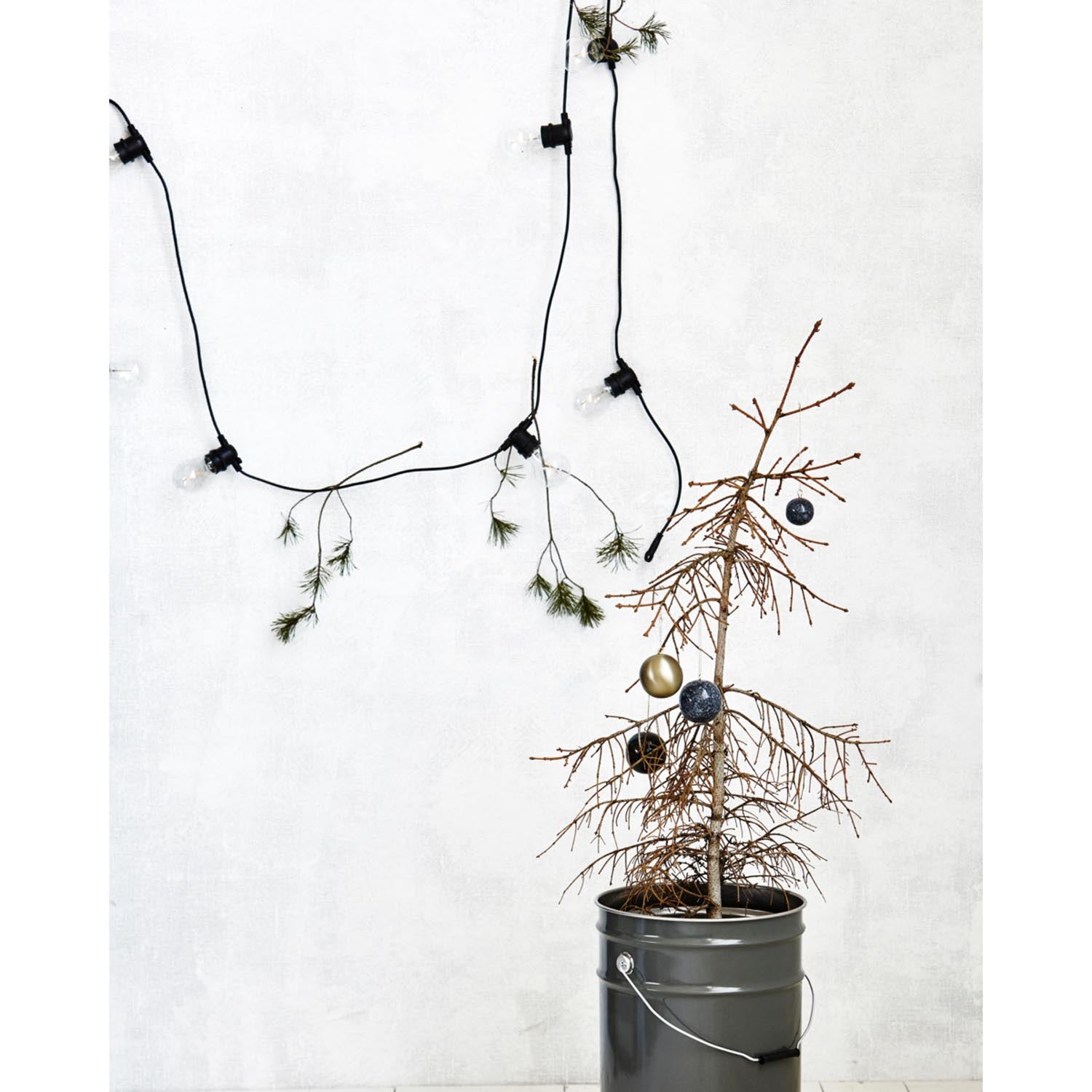 Elegante schwarze Lichterkette von House Doctor, perfekt für gemütliche Beleuchtung drinnen und draussen.