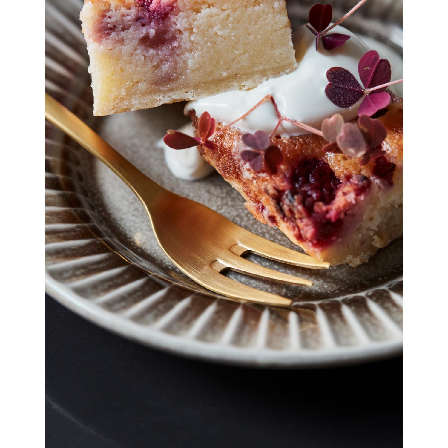 Elegante goldene Kuchengabel von House Doctor, ideal für stilvolle Tischdekoration und besondere Momente.