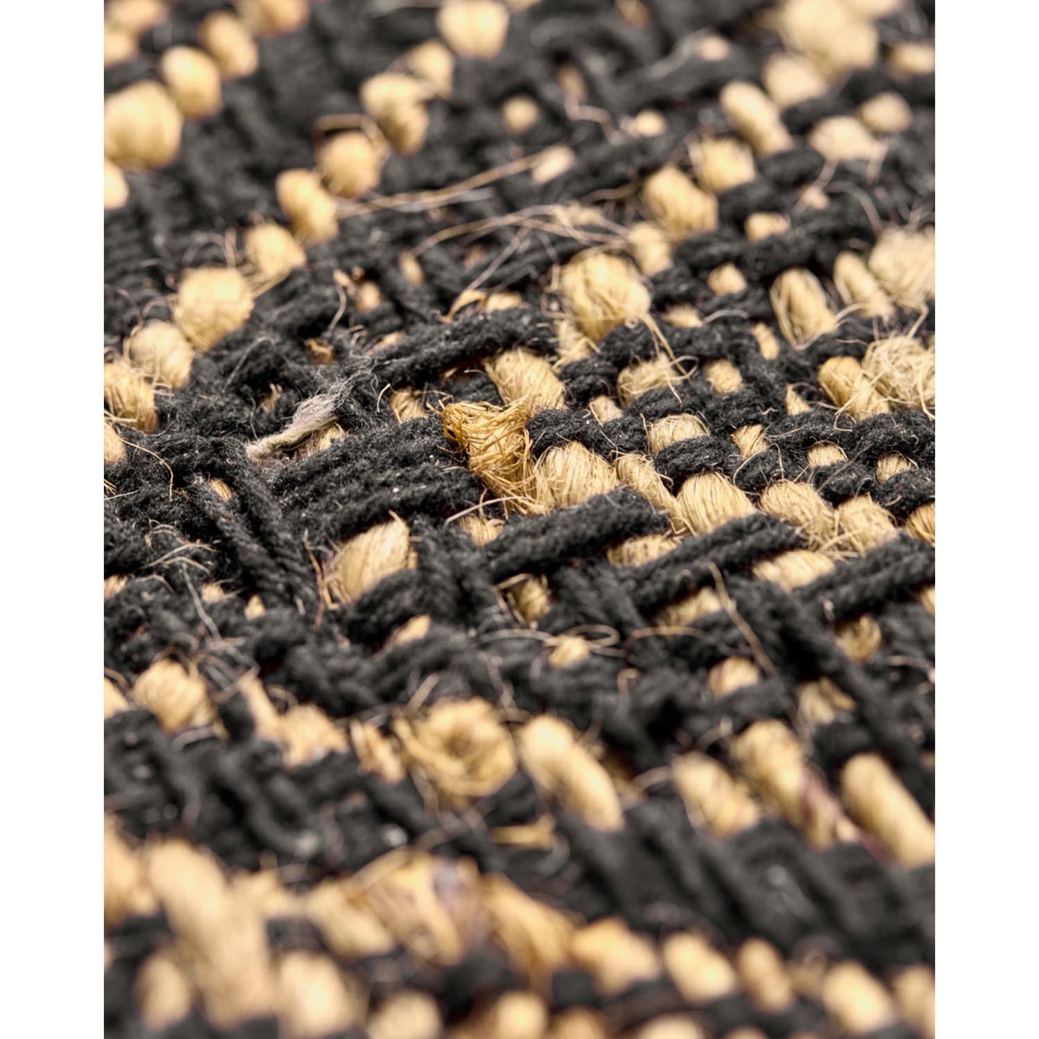 Eleganter Teppich HDMonta von House Doctor in Natur und Schwarz, perfekt für moderne und stilvolle Wohnräume.