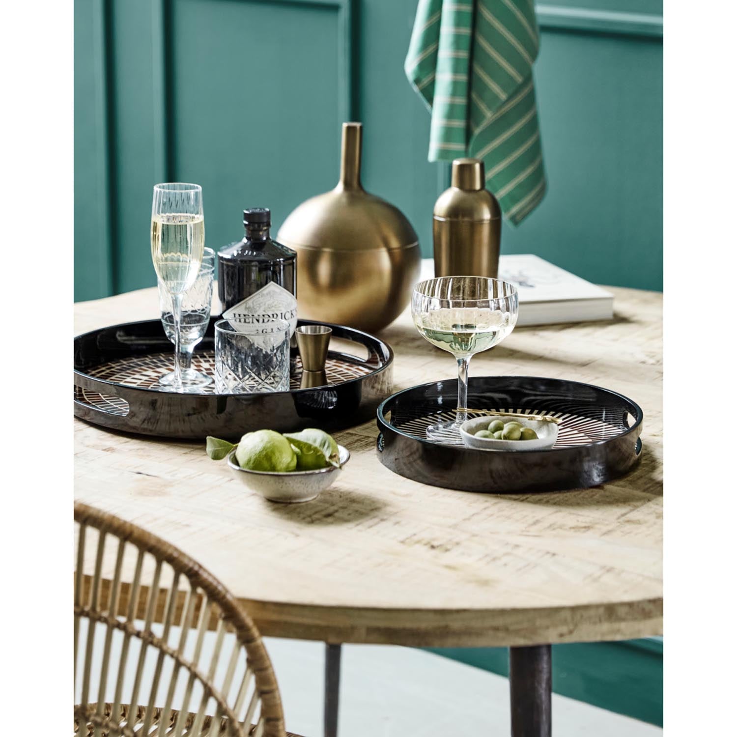 Elegantes Tablett aus natürlichem Holz in Braun von House Doctor, ideal für stilvolles Servieren und Dekorieren.