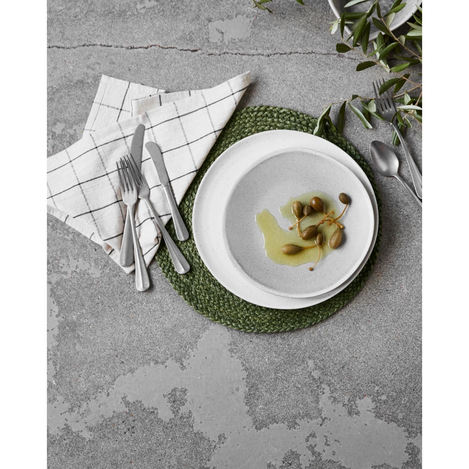 Das grüne Tischset HDCircle von House Doctor kombiniert stilvolles Design mit Funktionalität und verleiht jedem Tisch Eleganz.