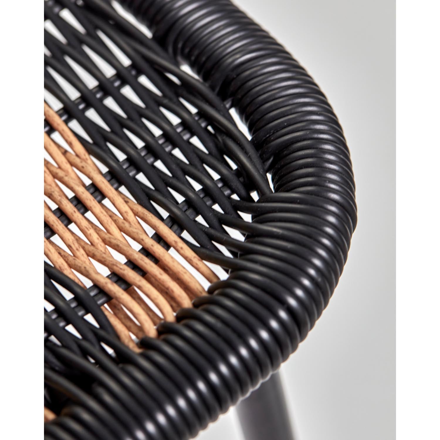 Moderner Stuhl HDHapur von House Doctor, gefertigt aus Naturholz und schwarzem Metall, perfekt für stilvolle Wohnräume.