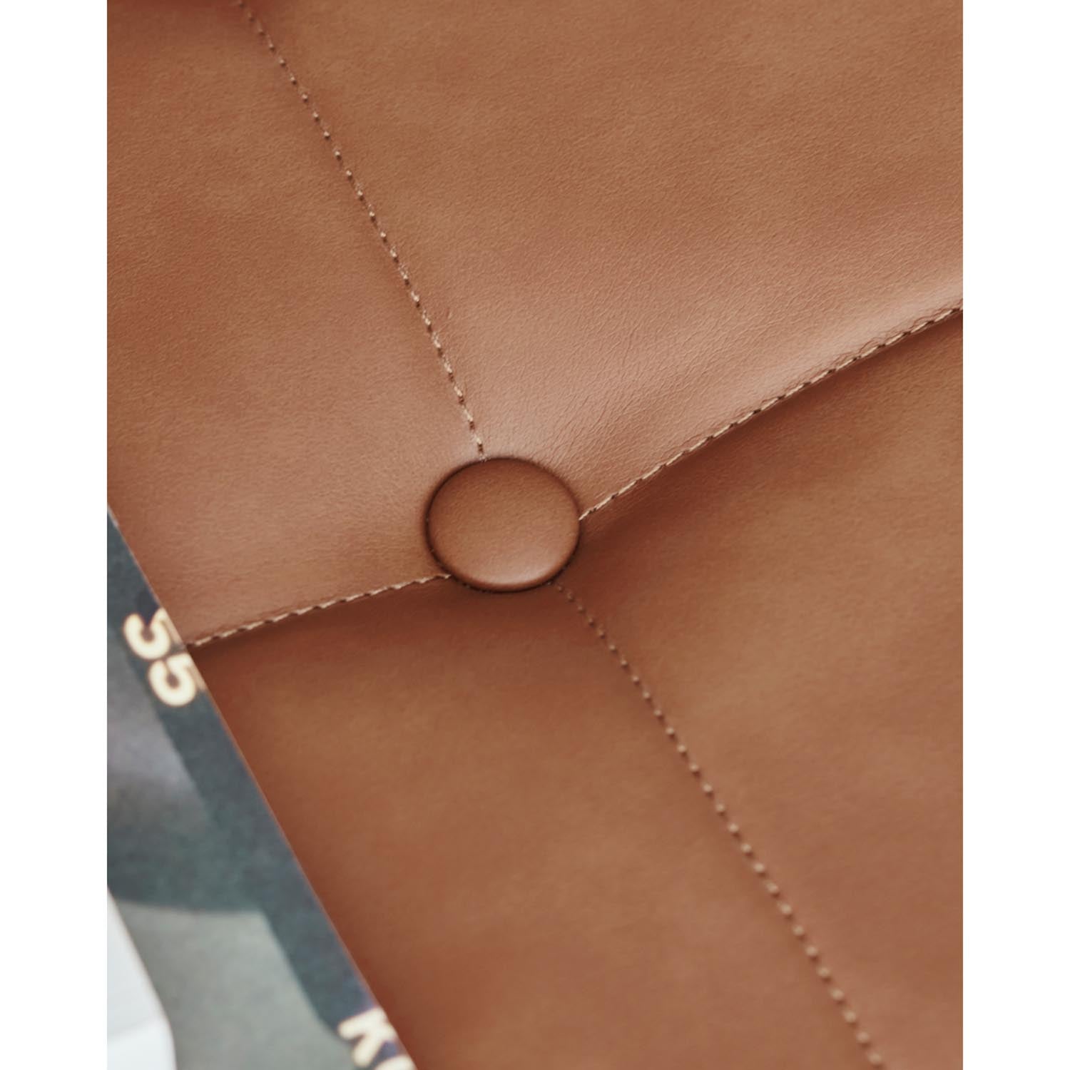 Die Bank HDLao von House Doctor in goldbraunem Finish kombiniert modernes Design mit Funktionalität für stilvolle Wohnräume.