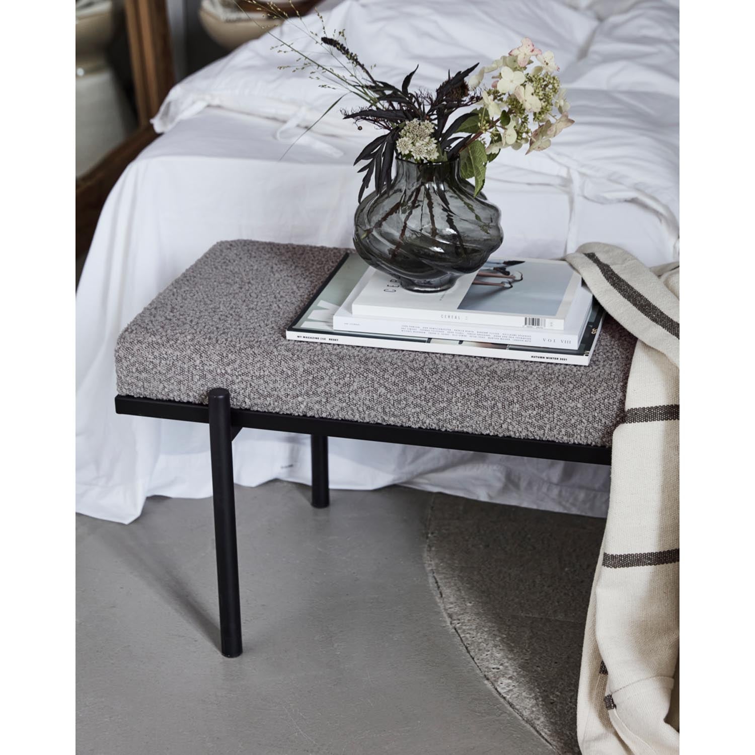 Die Bank HDLao von House Doctor in Braun vereint minimalistisches Design mit Funktionalität für stilvolle Wohnräume.