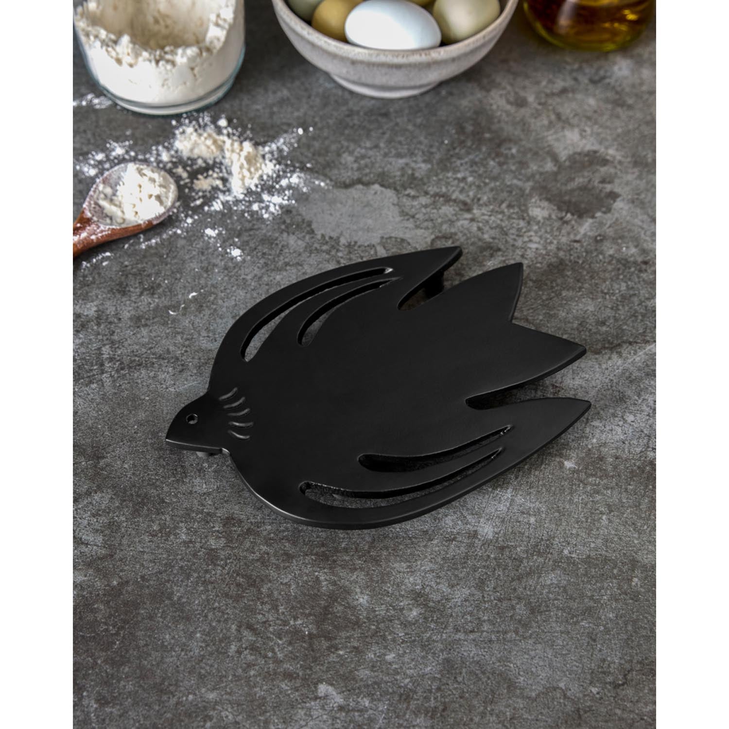 Eleganter schwarzer Untersetzer von House Doctor, ideal für stilvolle Tischdekoration und Schutz Ihrer Oberflächen.