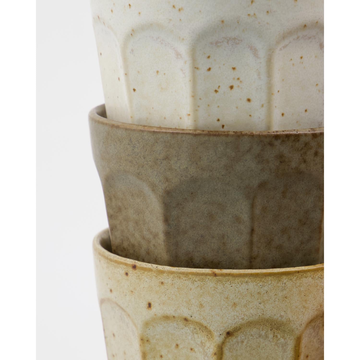 Die HDArch Tasse von House Doctor: Handgefertigtes Steingut in Off-White, Beige und Grün, vereint rustikalen Charme mit zeitlosem Design.