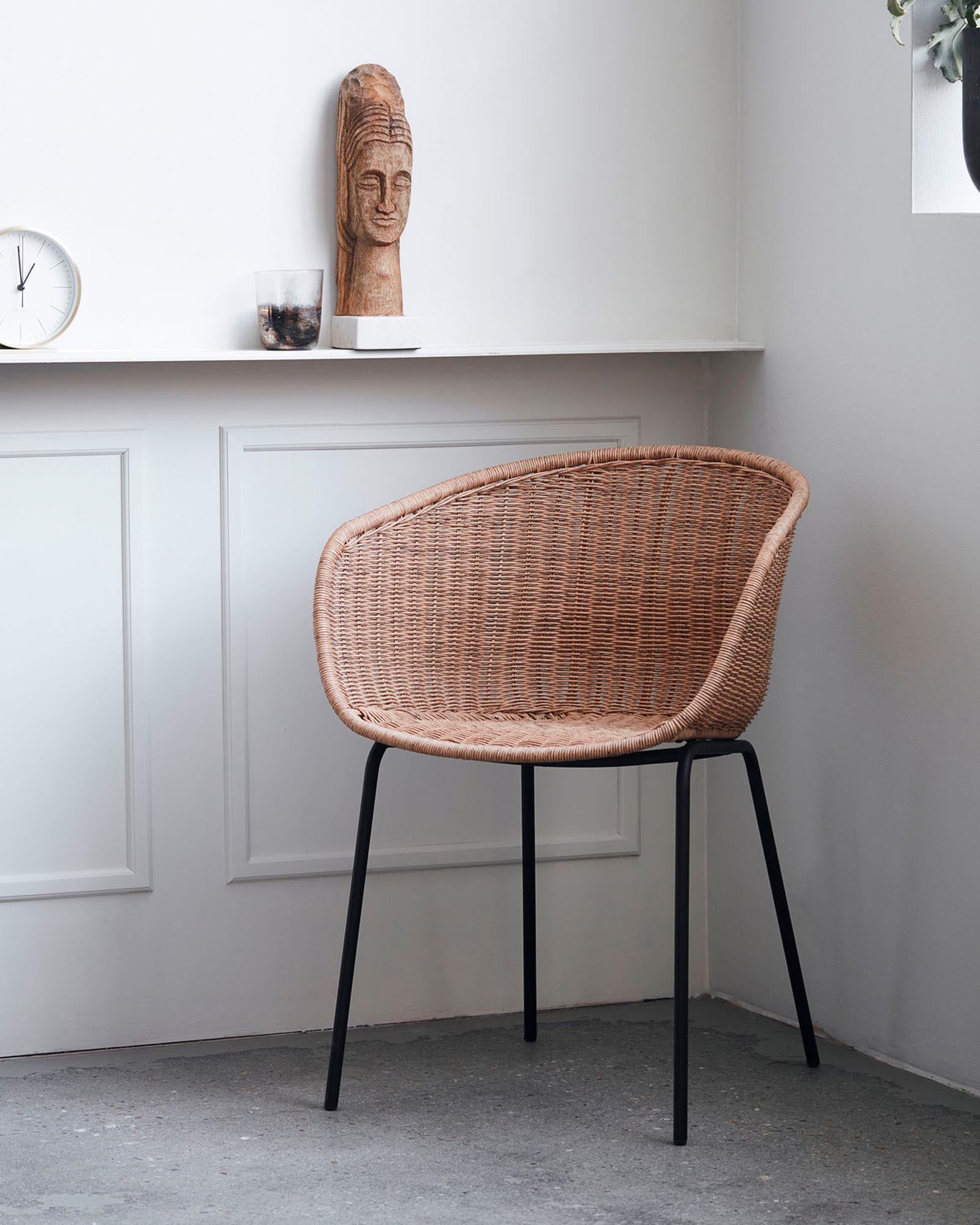 Der Hapur Sessel von House Doctor: Natürliche Eleganz, stabil und leicht, ideal für Esszimmer oder Leseecke, drinnen und draussen nutzbar.