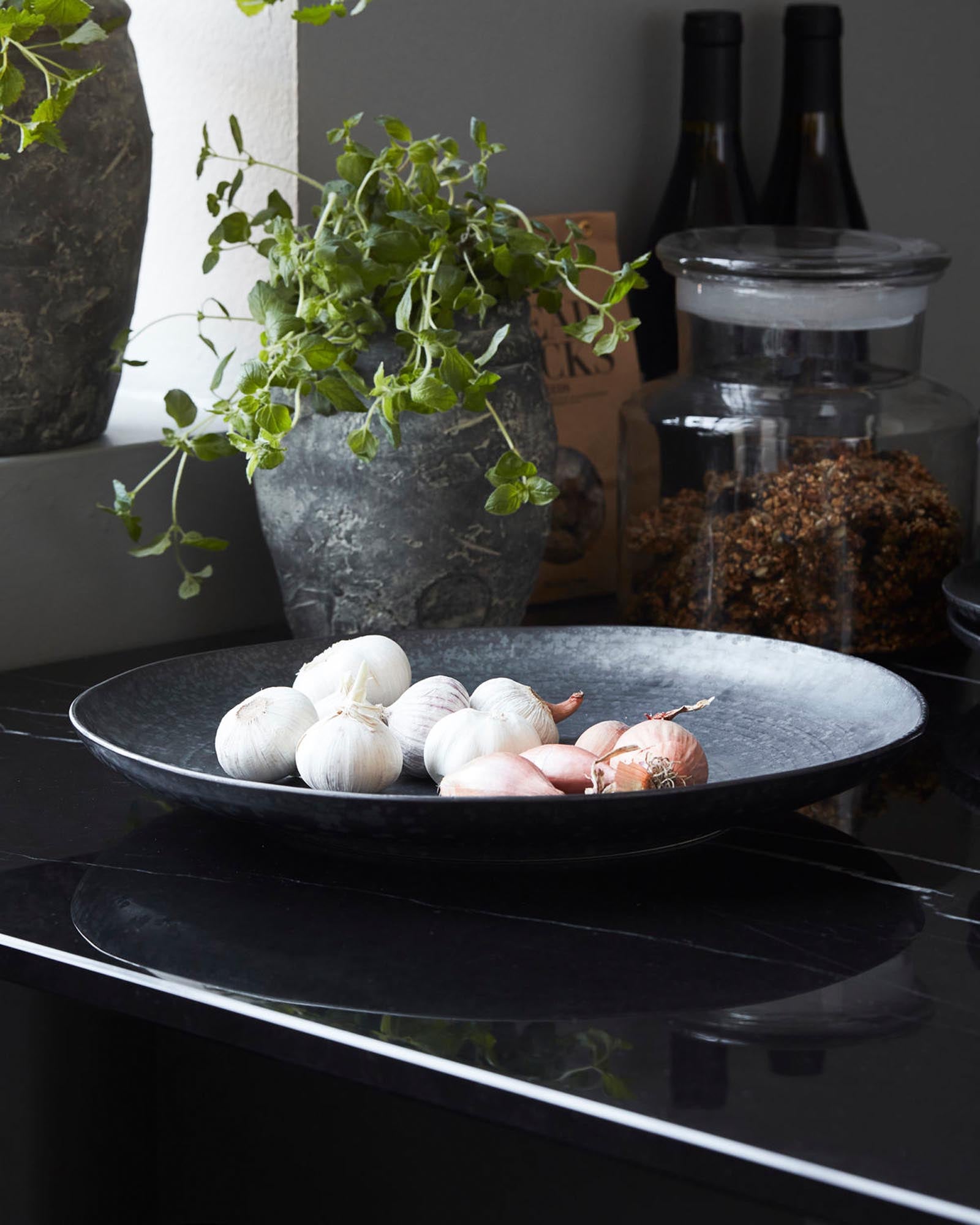 Grosse Steingutschale Pion von House Doctor, schwarz glasiert, rustikaler Charme, ideal für stilvolle Salatpräsentation.