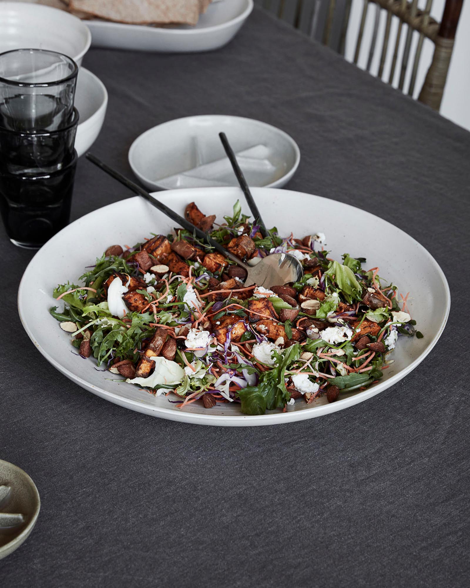 Die stilvolle Pion Schale von House Doctor verleiht jedem Tisch eine moderne Note und ist ideal für kreative Anrichten.